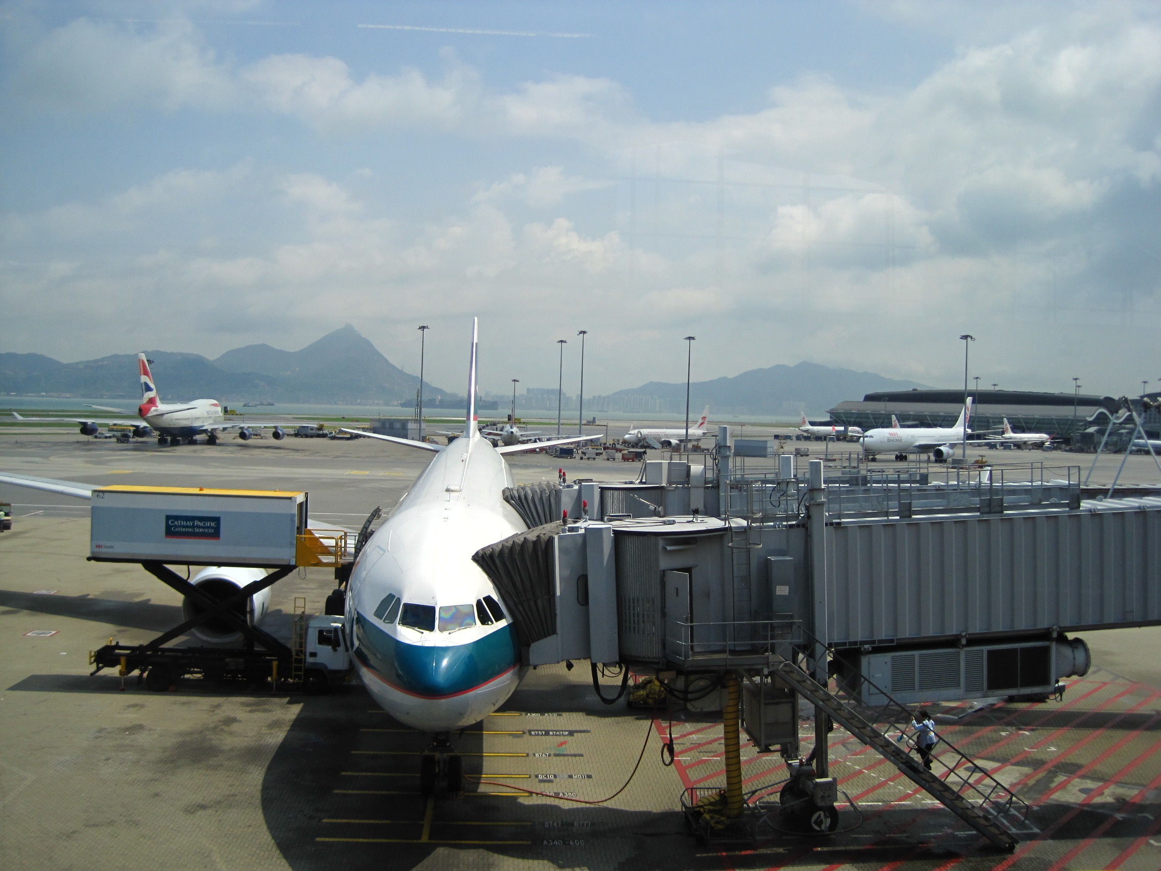 airliner, boeing, white, water, airport runway, no people, cathay pacific, passenger boarding bridge, aircraft, sea, aviation, aerospace industry, aeroplane, HD Wallpaper