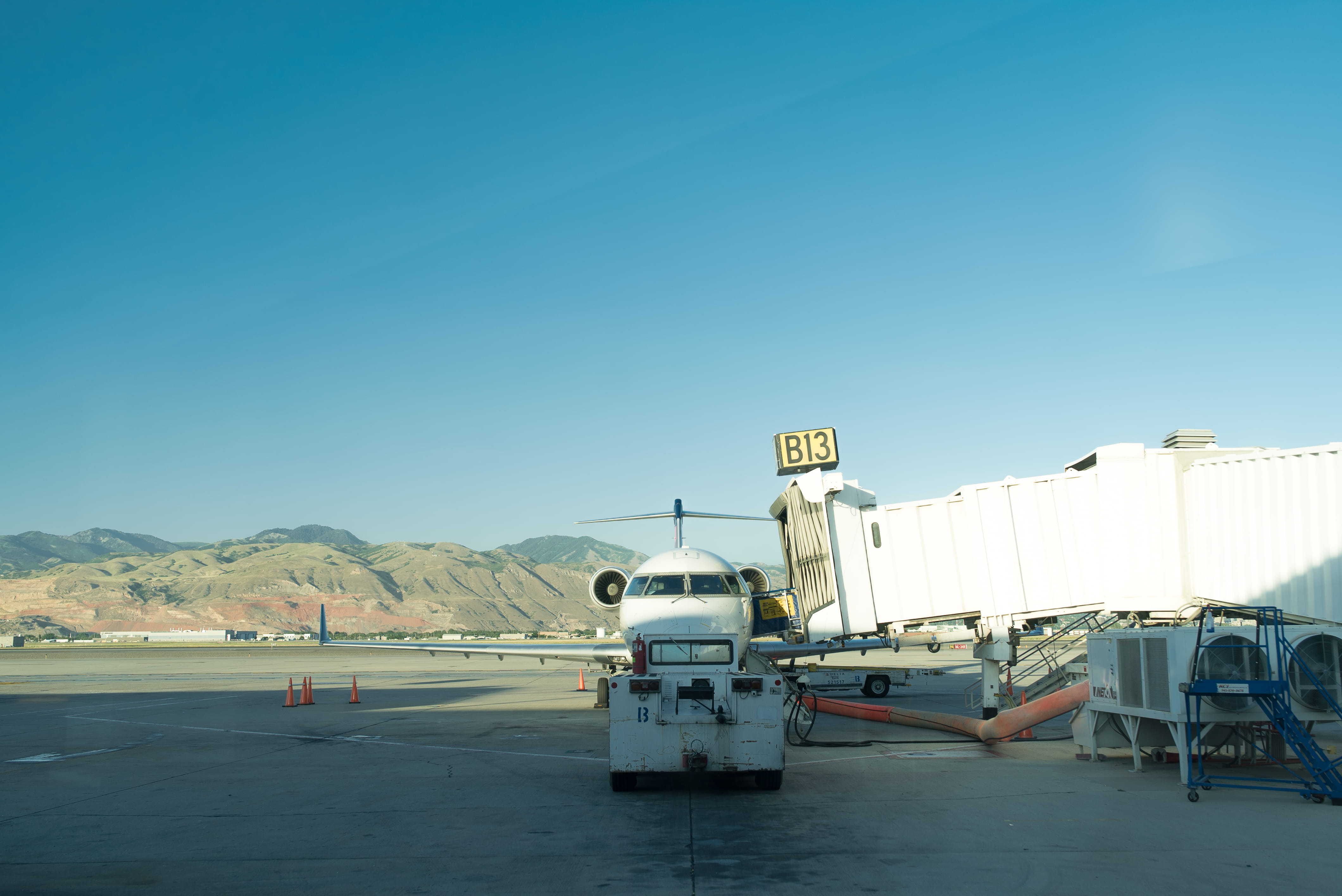 copy space, transportation, outdoors, airplane, passenger boarding bridge, 4K, mountain, mode of transportation, day, salt lake city international airport, HD Wallpaper