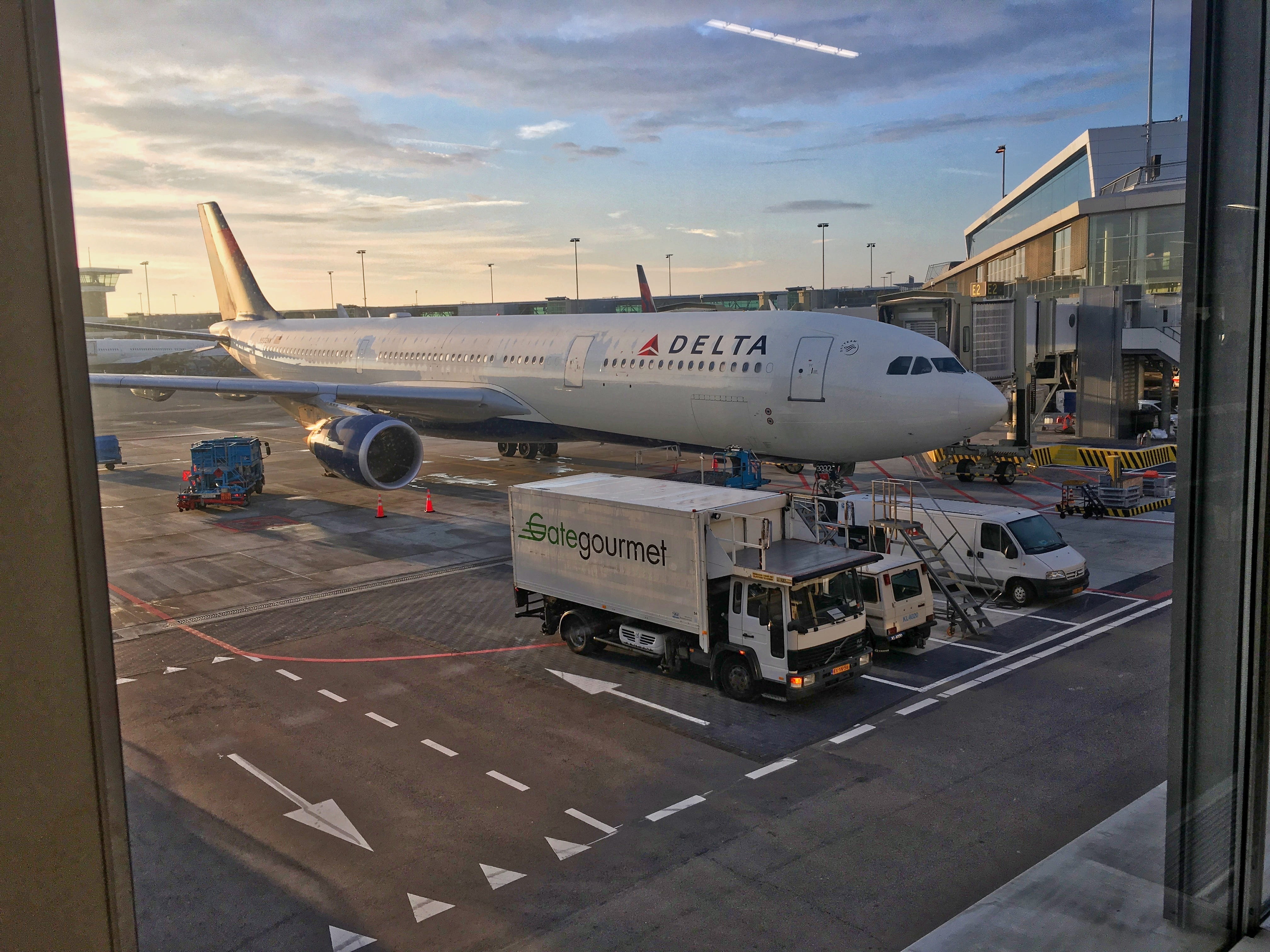 passenger boarding bridge, commercial airplane, the plane, 4K, transportation, no people, cloud - sky, sky, public transportation, sunset, travel, day, HD Wallpaper