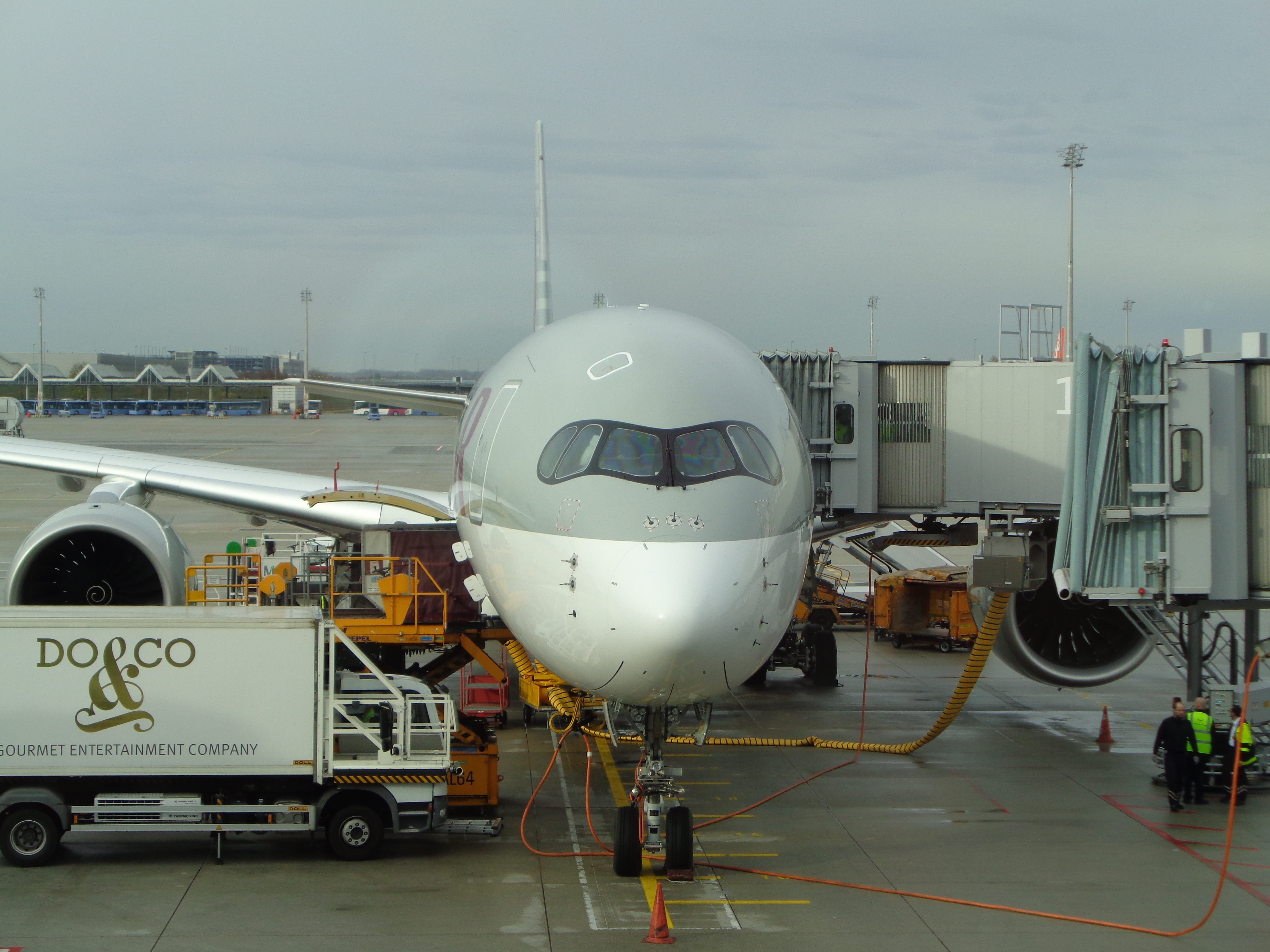 mode of transportation, commercial airplane, incidental people, outdoors, day, passenger boarding bridge, airplane, nature, arrival, airport, transportation, HD Wallpaper