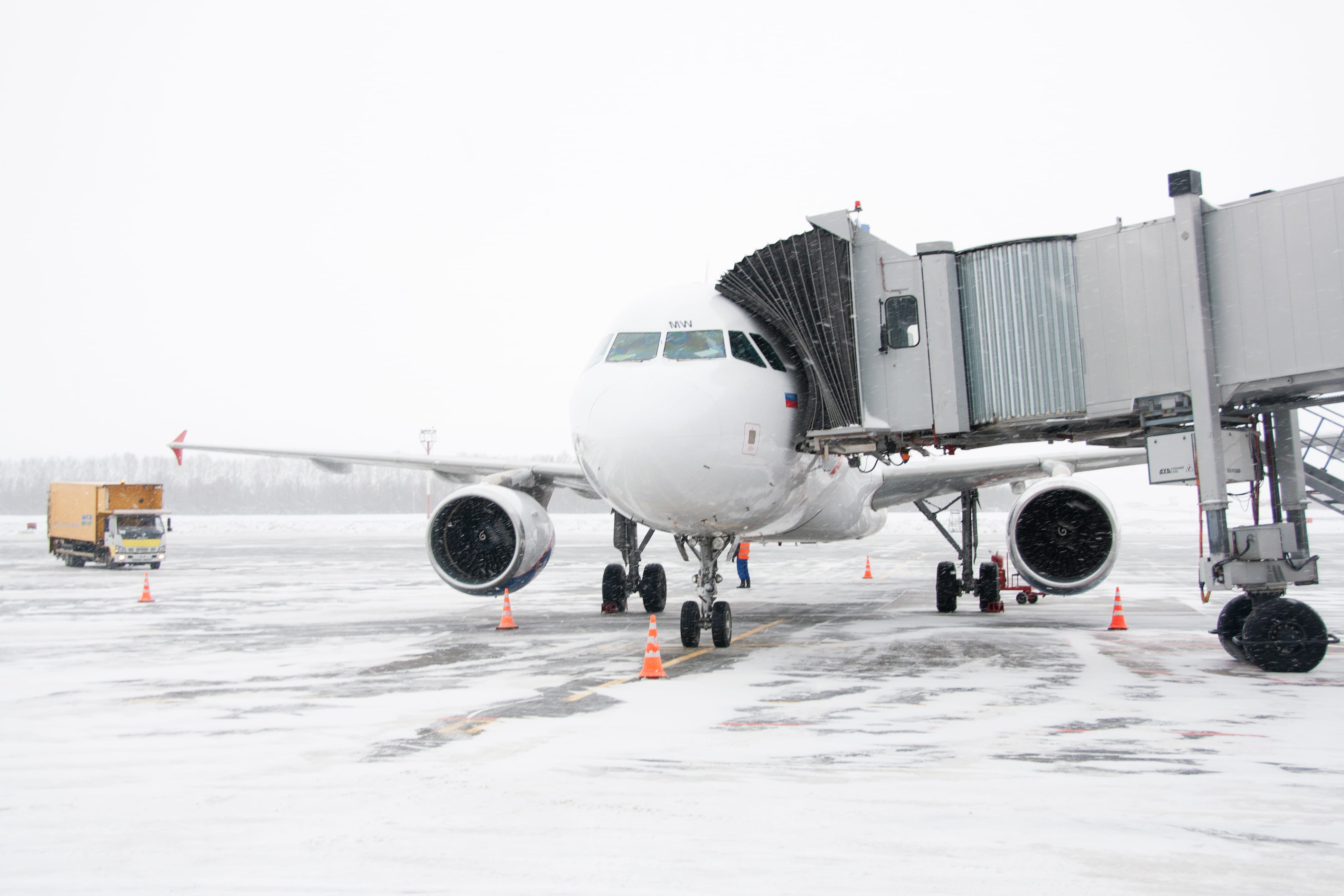 travel, airplane, commercial airplane, cold temperature, transport, snow, copy space, winter, road, nature, leaving, no people, 4K, passenger boarding bridge, HD Wallpaper