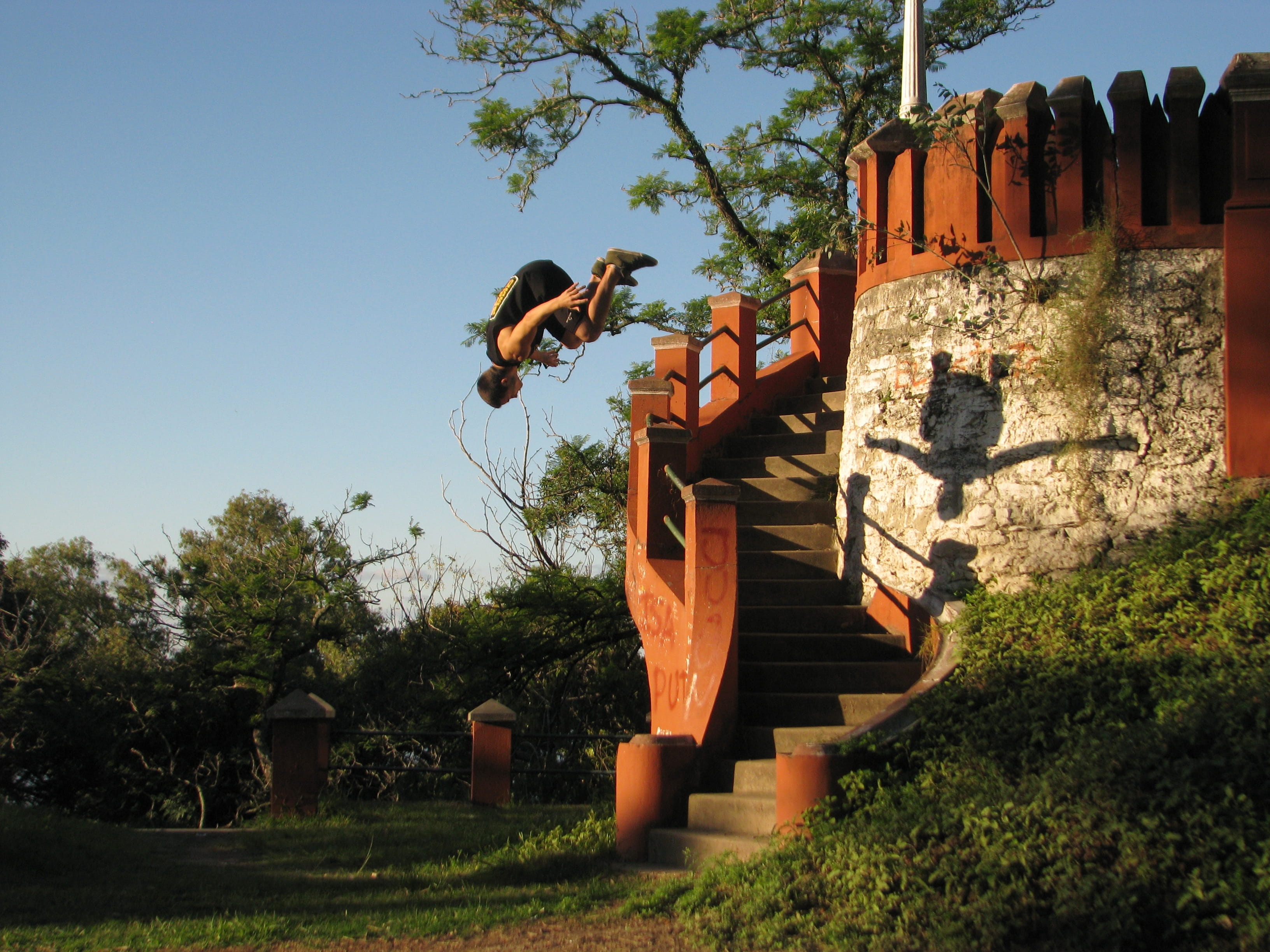 leisure activity, casual clothing, adult, real people, only men, running, Parkour, one person, sky, trick, built structure, tree, building, Jump, Parana, HD Wallpaper