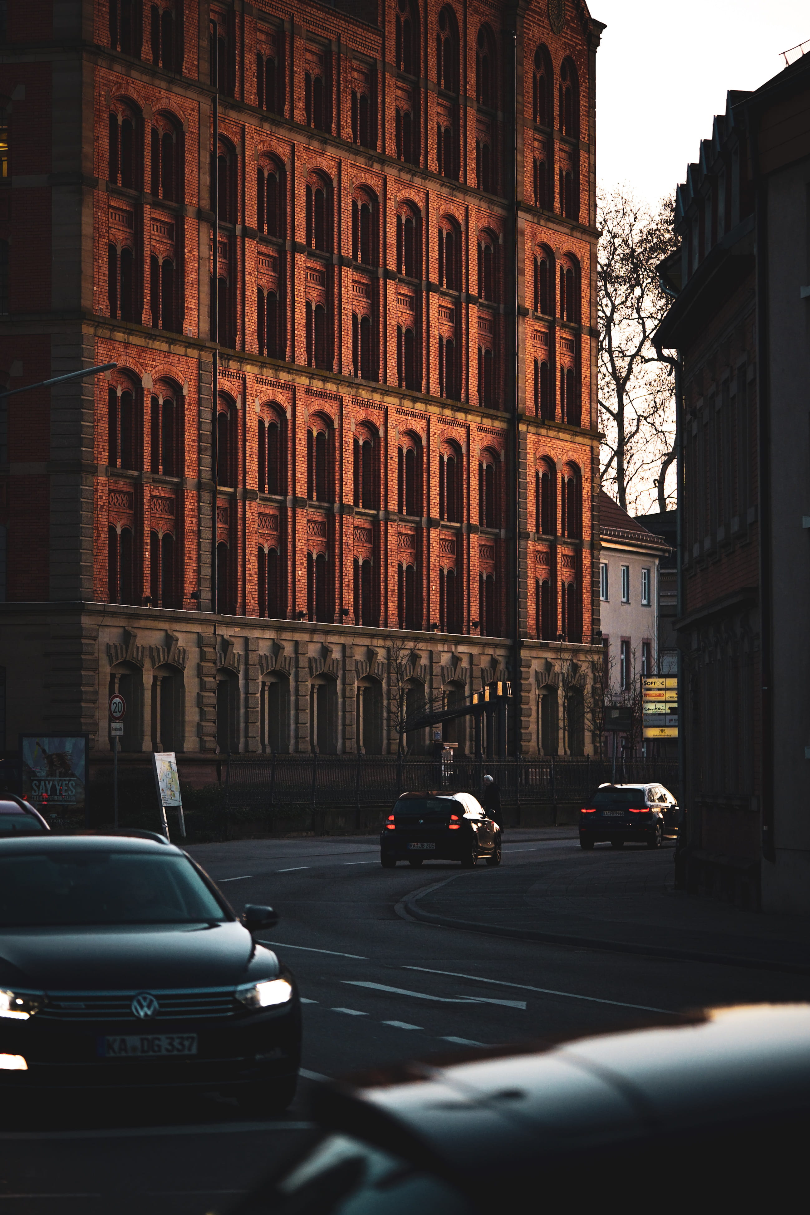 wintersun, buliding, town, transportation, traffic, building, motor vehicle, tall, sports car, busy, built structure, motion, road, cars, mode of transportation, Phone HD Wallpaper