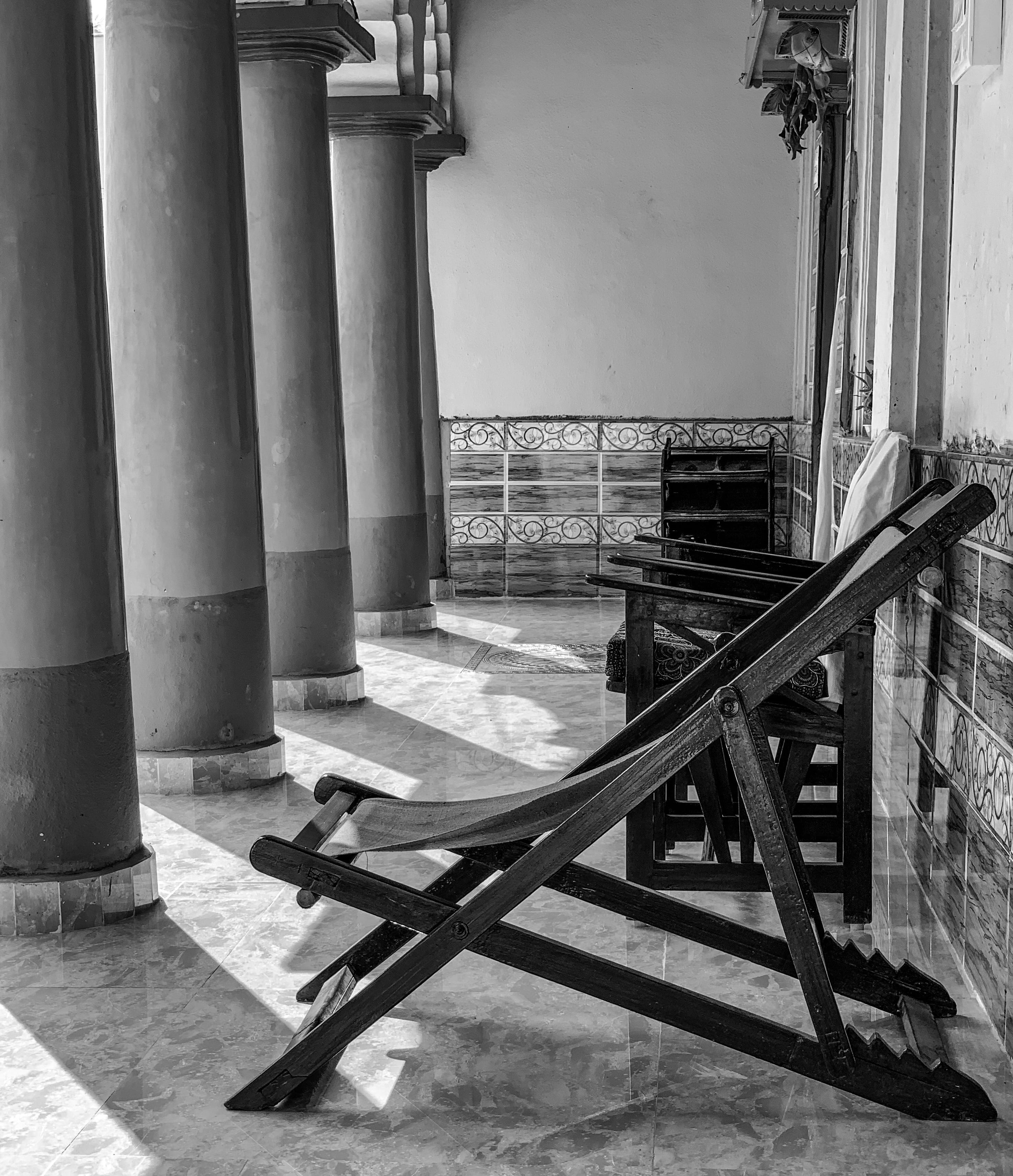 bnw, no people, blackandwhite, banister, the past, colonnade, building, rural, bench, flooring, built structure, unsplash, pillar, 2K, column, sunlight, Phone HD Wallpaper