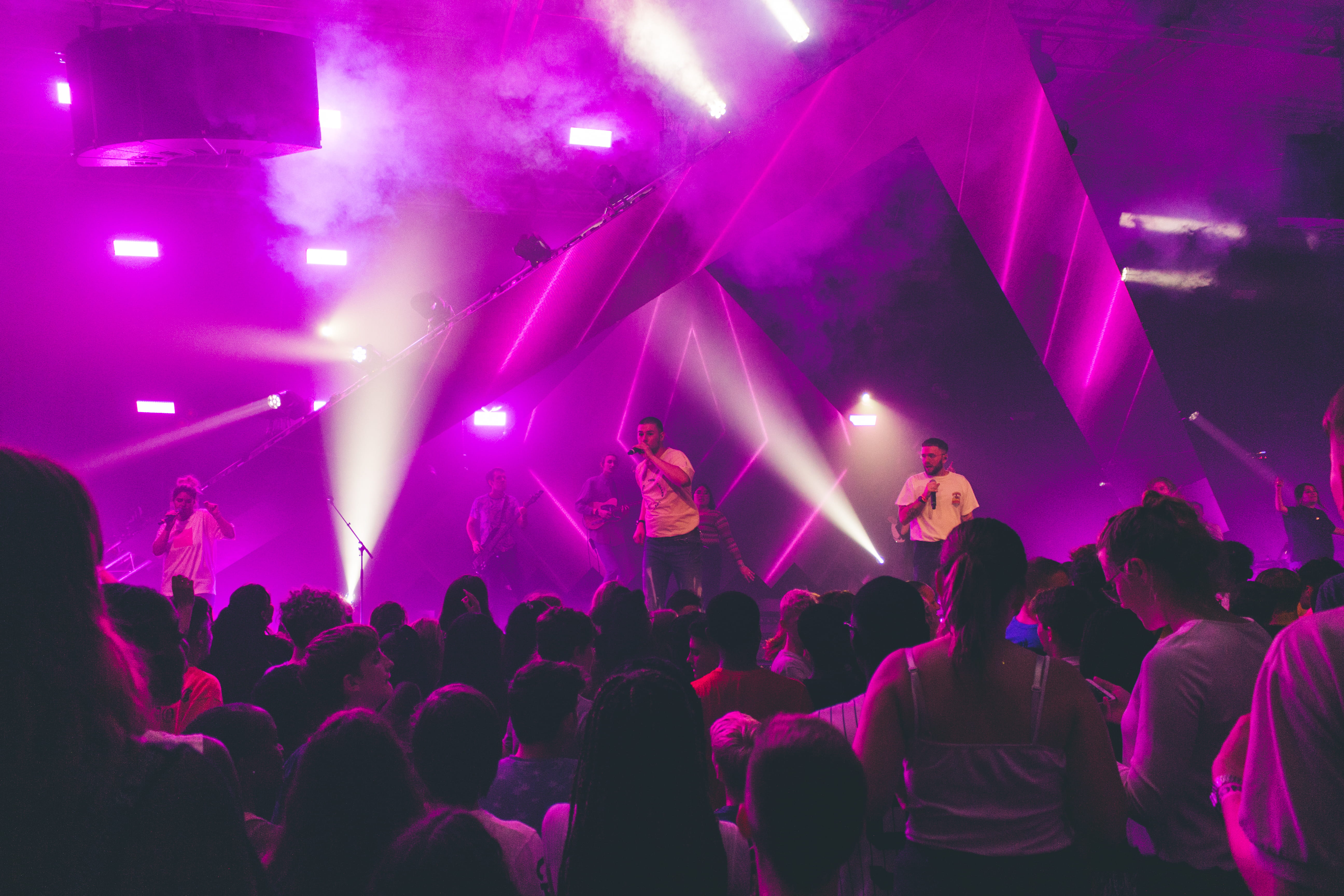 fun, music, large group of people, excitement, night, audience, purple, group of people, bradford, arms raised, light, stage - performance space, popular music concert, HD Wallpaper