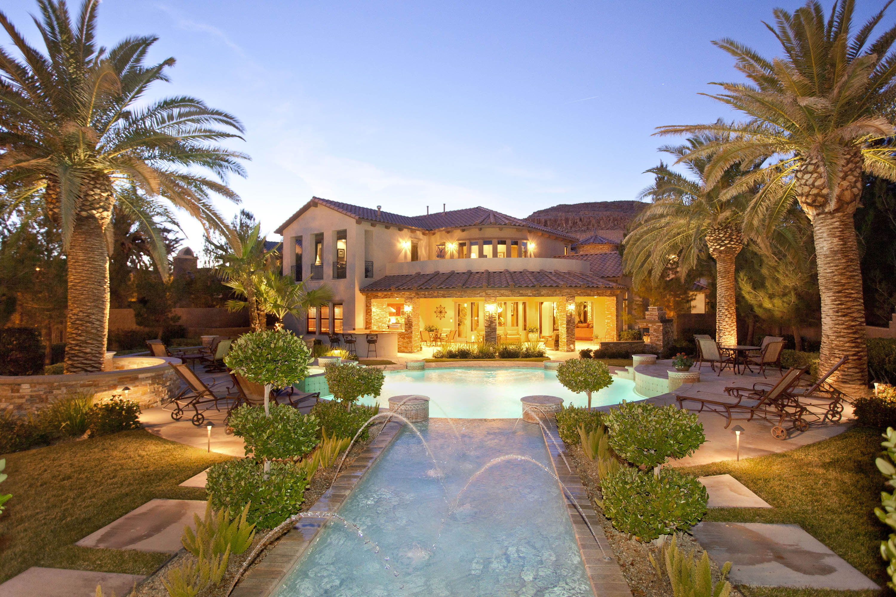 2K, illuminated, concrete, tree, building exterior, sofas, luxury, Villa house, vila, palm tree, wealth, fountain, exterior, architecture, palm trees, HD Wallpaper