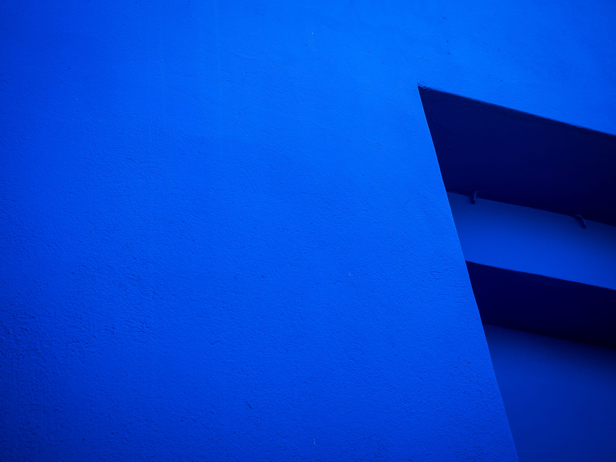 low angle view, outdoors, no people, built structure, blue, jardin majorelle, architecture, clear sky, modern, building, marrakech, 1080P, backgrounds, HD Wallpaper