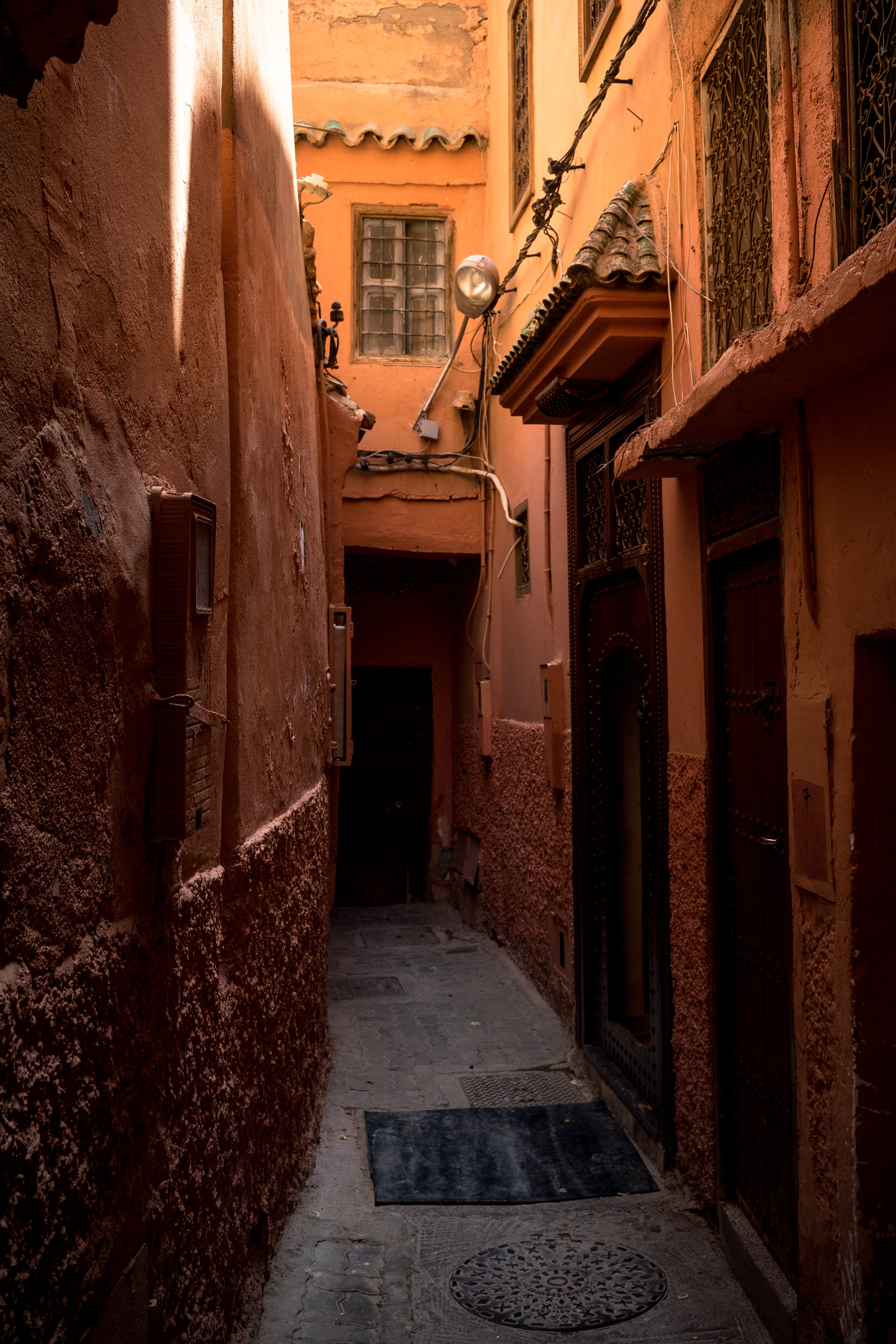 5K, wall - building feature, city, street, marokko, berber, town, architecture, above, building, direction, road, built structure, the way forward, no people, Phone HD Wallpaper