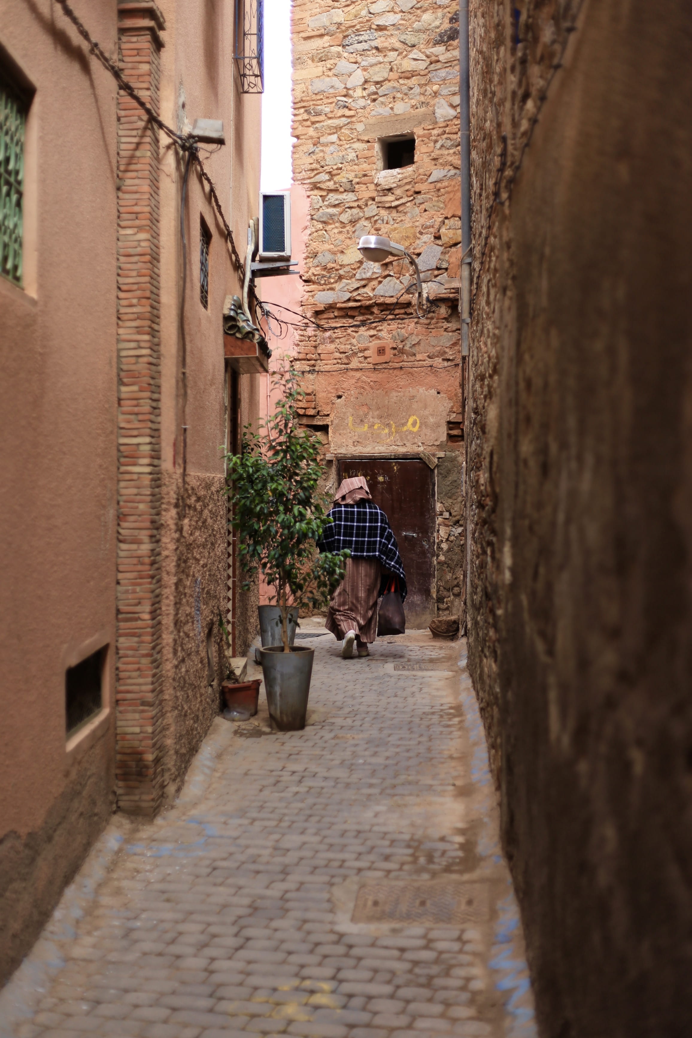 narrow, town, old, nature, morocco, footpath, pot, gravel, urban, built structure, city, no people, marrakesh, the way forward, architecture, street, house, Phone HD Wallpaper