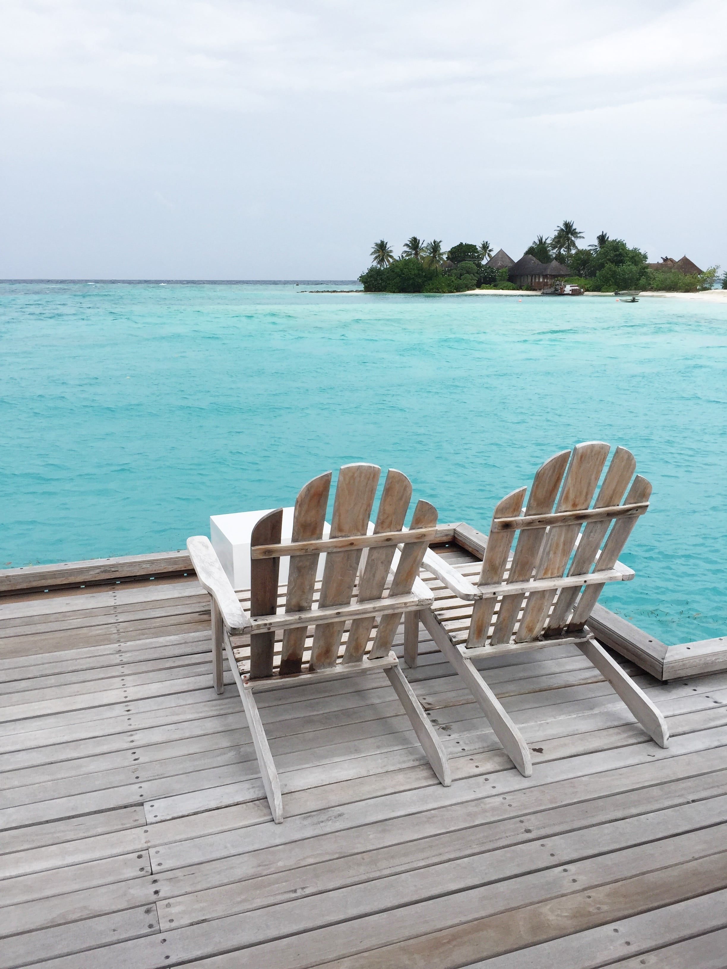 wood - material, land, horizon over water, brown, horizon, beauty in nature, lounge chair, chairs, daytime, outdoors, four seasons, nature, chair, 2K, Phone HD Wallpaper