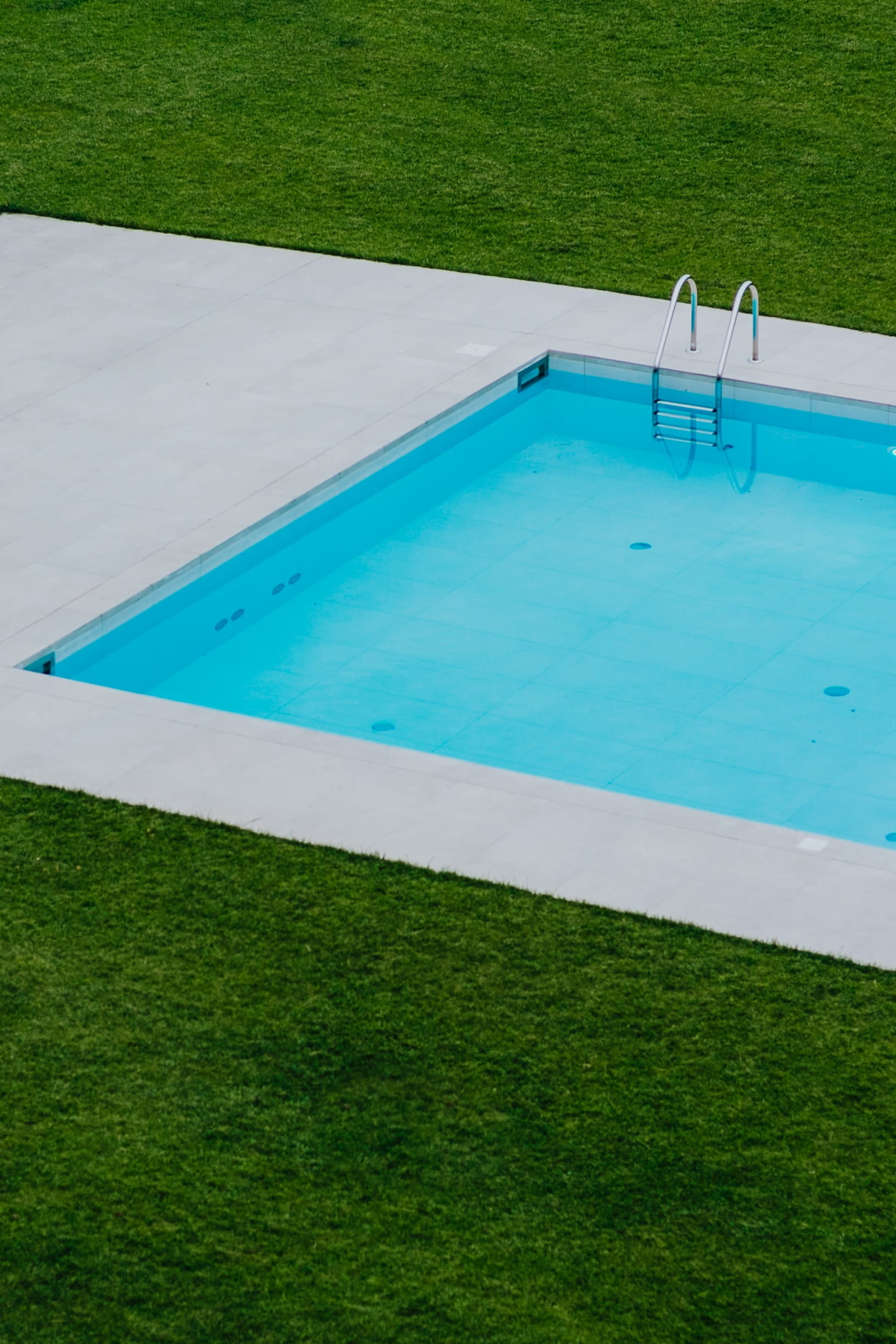 garden, no people, high angle view, tranquility, day, 1080P, lawn, minimal, plant, nature, grass, vacation, swimming pool, outdoor, swimming, architecture, Phone HD Wallpaper