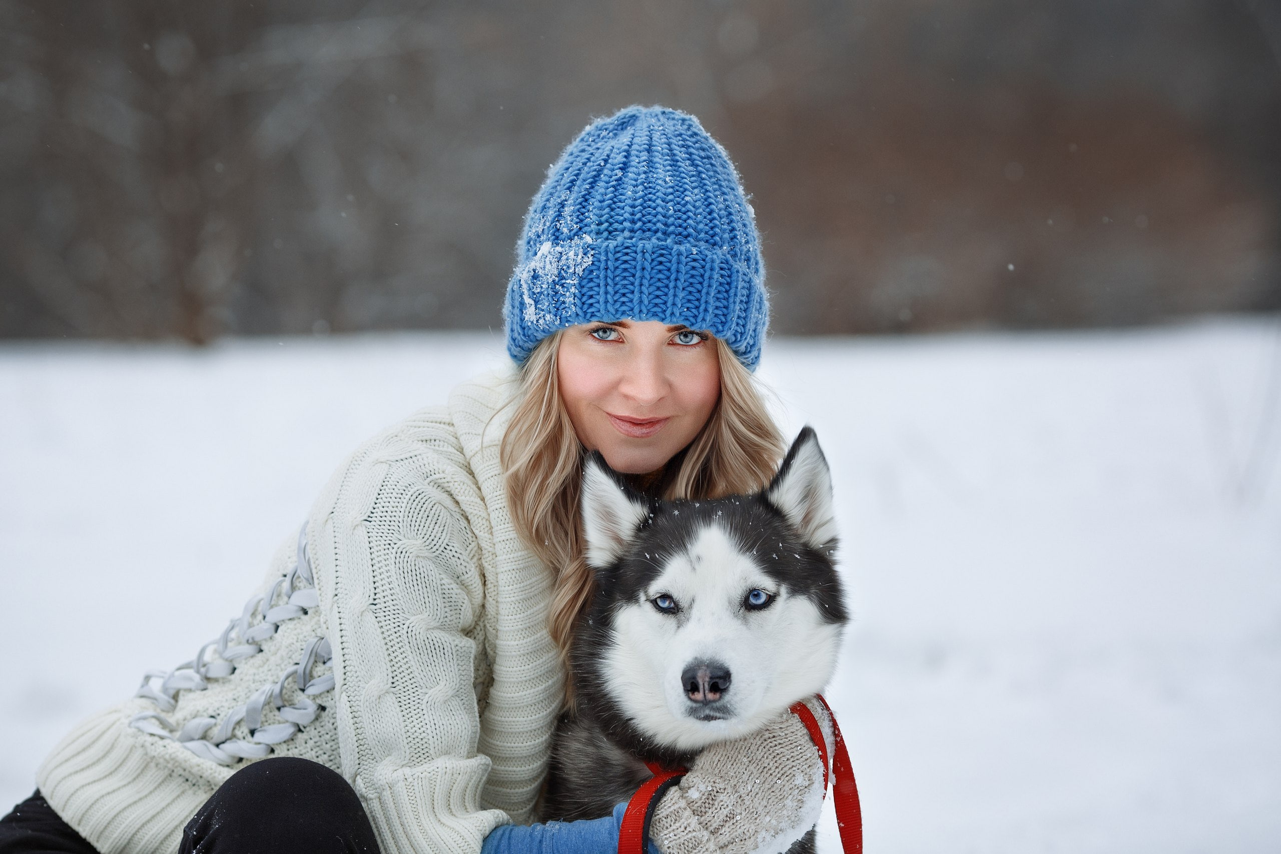 look, husky, 2K, girl, photographer Svetlana Nicotine, hat, Lydia To Kiana, winter, dog, sweater, friends, HD Wallpaper
