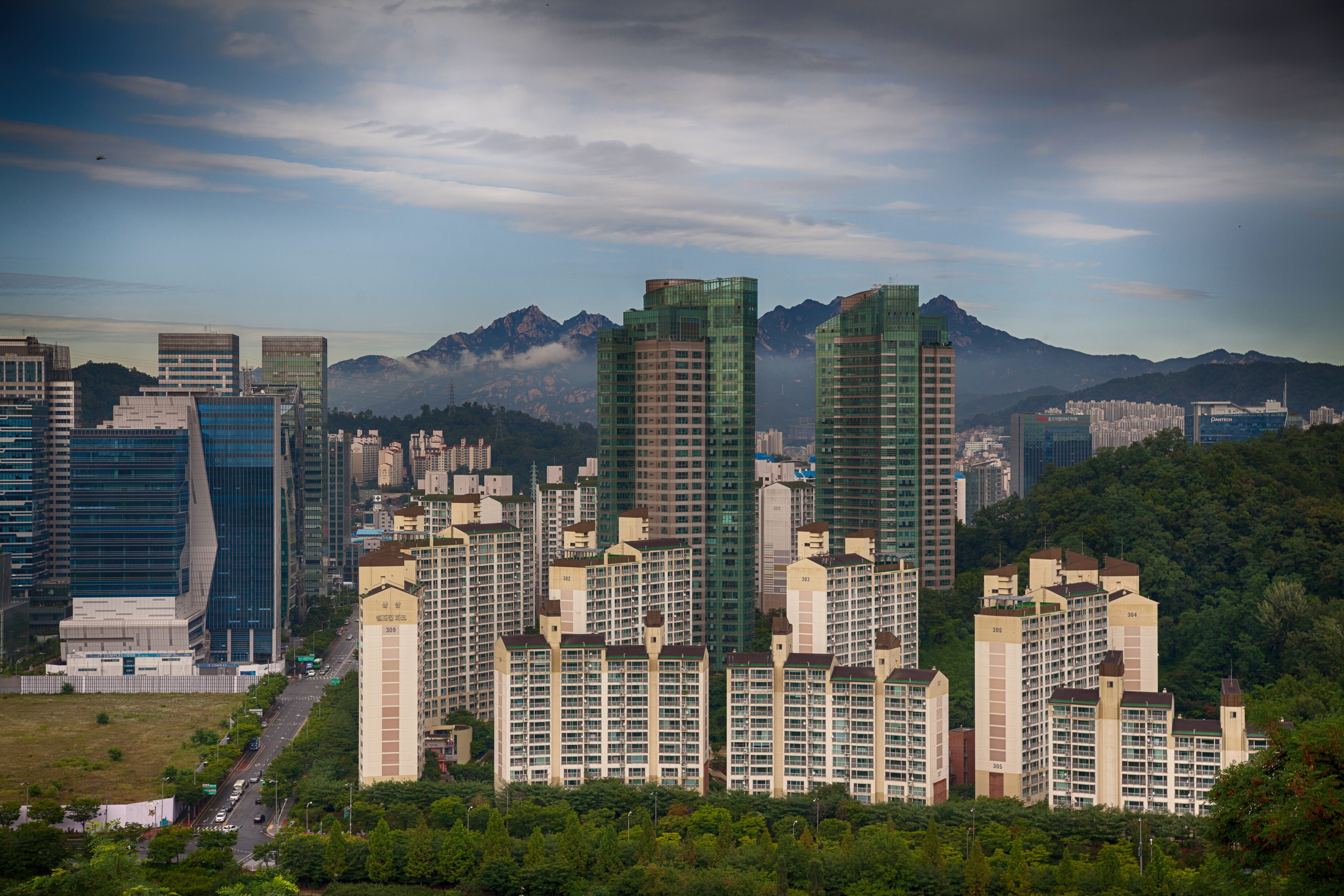 urban skyline, city, day, travel destinations, landscape, outdoors, rise, 5K, high, republic of korea, cloud - sky, built structure, nature, no people, HD Wallpaper