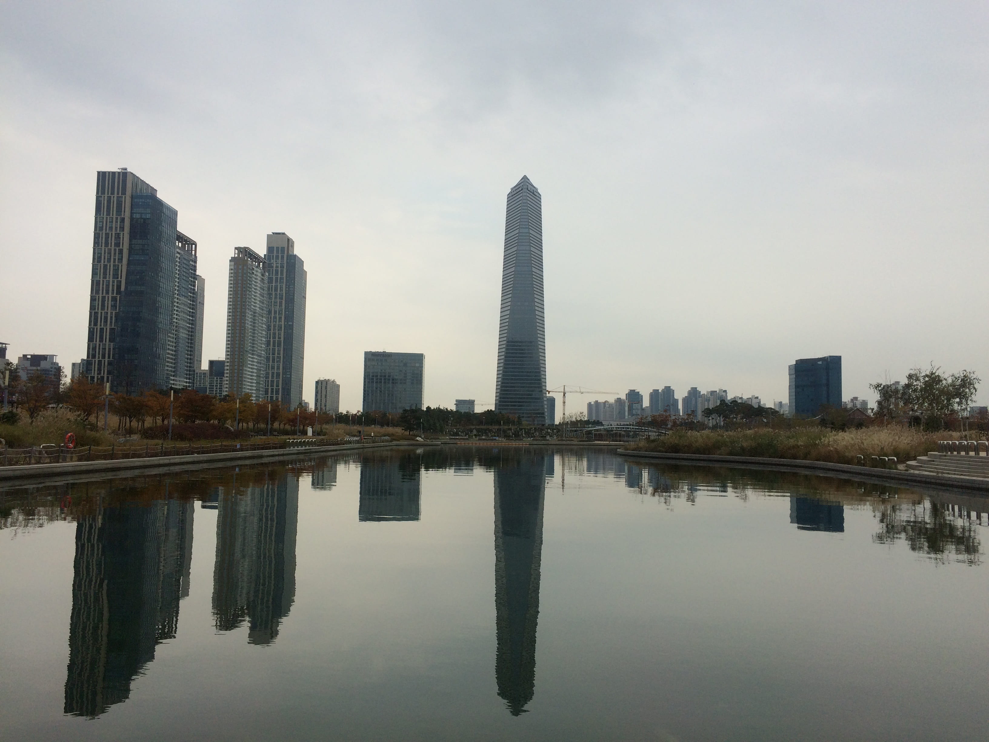 tower, water, office, architecture, view park, landscape, built structure, tall - high, 2K, sky, city, nature, financial district, building, reflection, HD Wallpaper