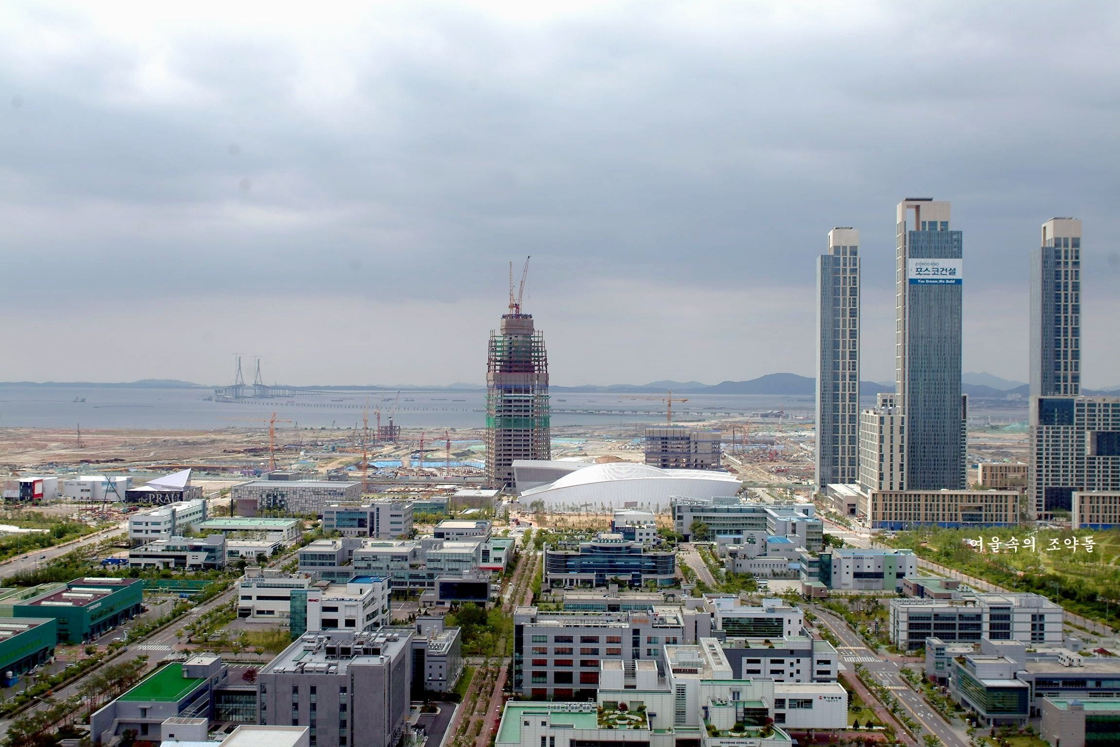 tall - high, sky, high angle view, residential district, cloud - sky, architecture, songdo, building, skyscraper, settlement, office, built structure, cityscape, HD Wallpaper