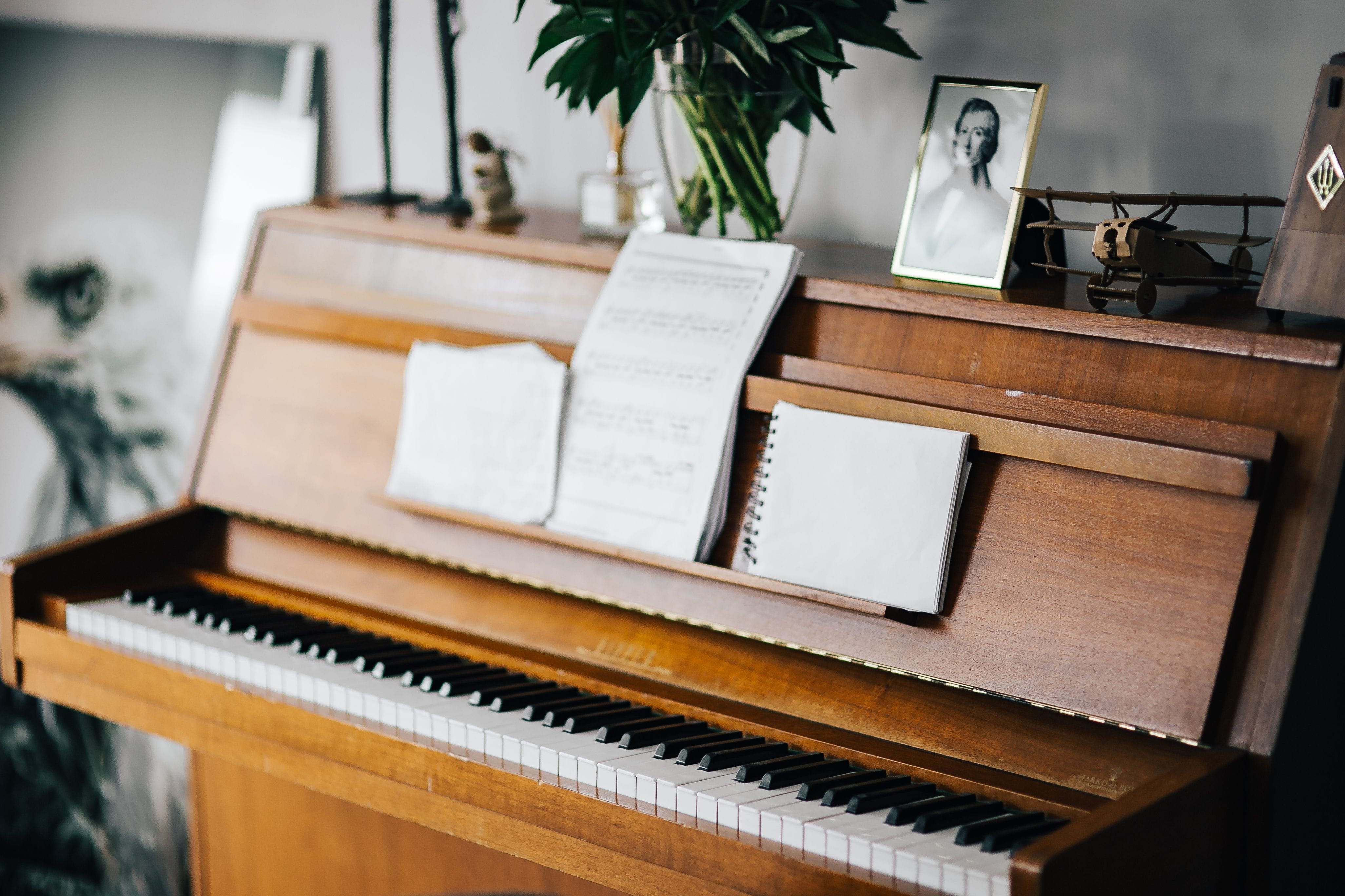 no one, wooden, no person, nobody, piano key, old, no people, living room, musical equipment, piano, sheet, keyboard, indoors, domestic room, interior, HD Wallpaper