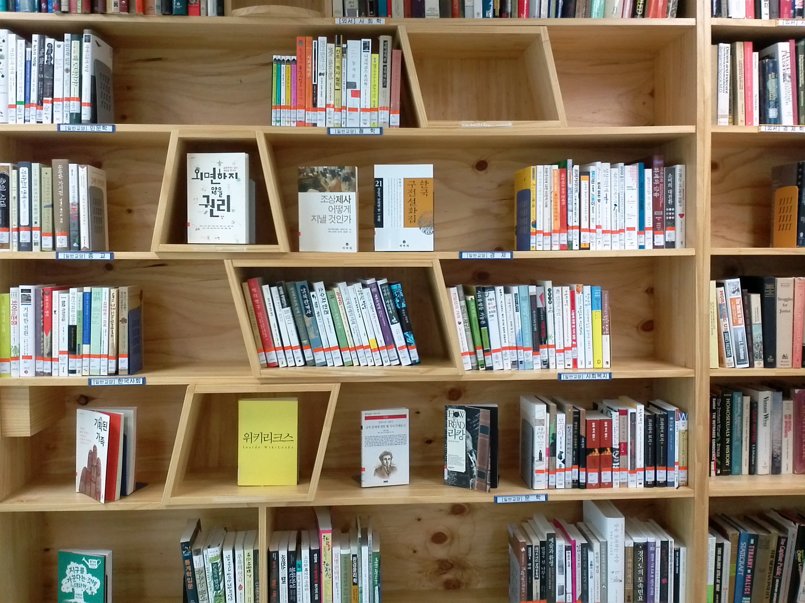 textbook, 2K, large group of objects, wood - material, abundance, bookcase, choice, book, bookshelf, arrangement, indoors, in a row, no people, variation, HD Wallpaper