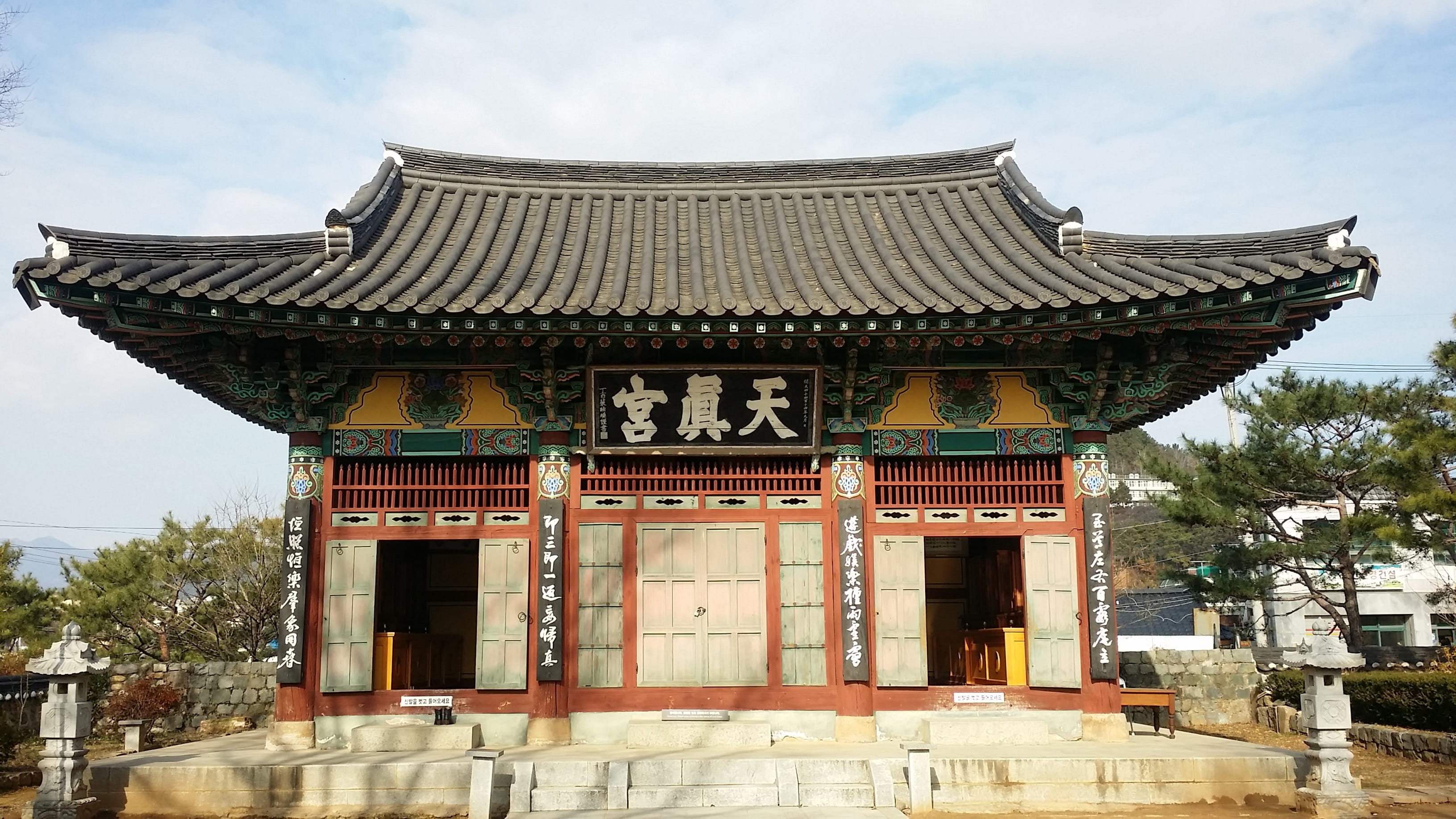 belief, place of worship, no people, spirituality, homes for sale, religion, outdoors, roof, cloud - sky, 2K, hanok, construction, built structure, roof tile, HD Wallpaper