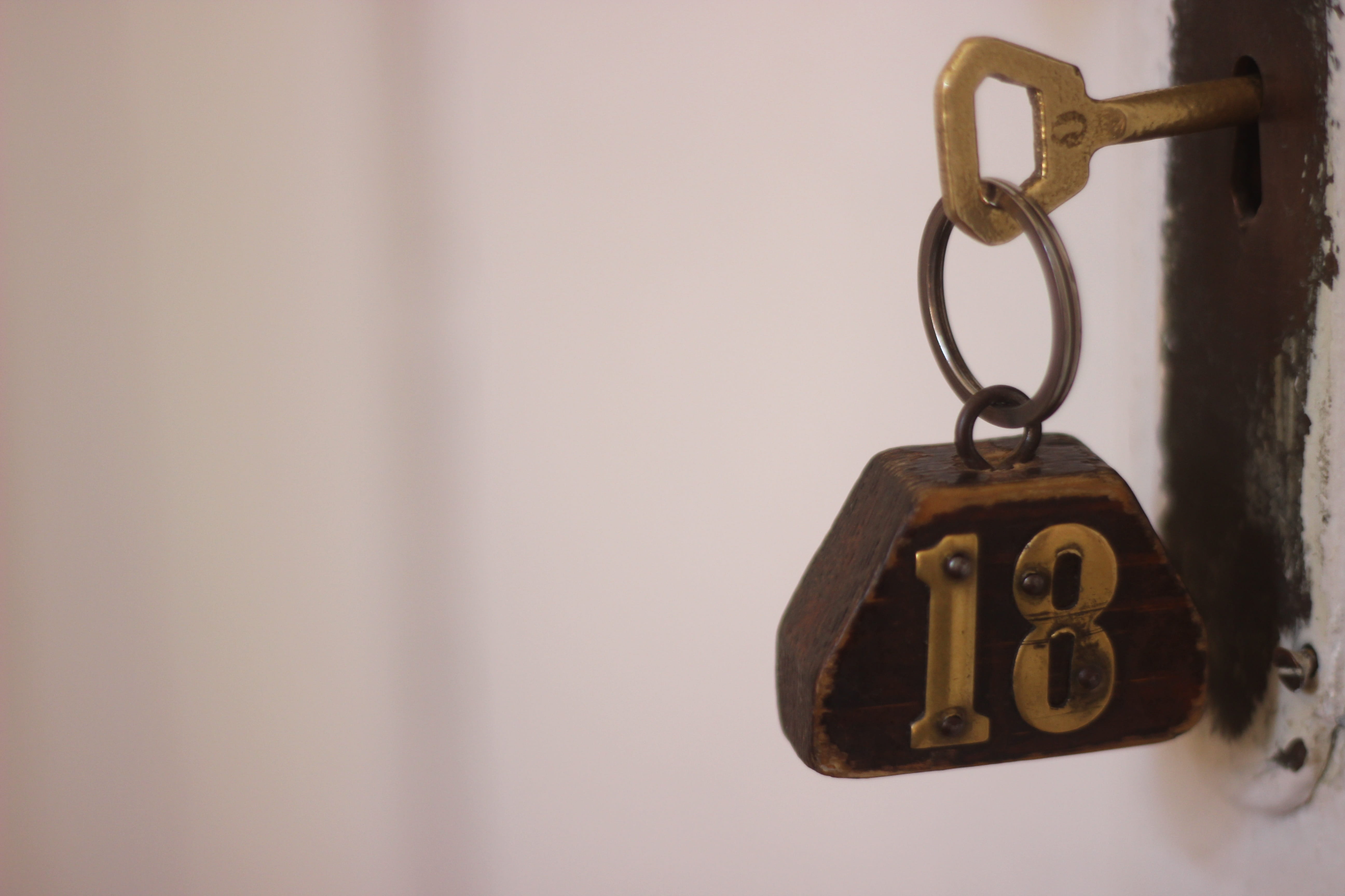 keyhole, copy space, lock, no people, room, 5K, metal key, protection, metal, keys, key, chain, antique, eighteen, indoors, travel, control, desktop, door, HD Wallpaper