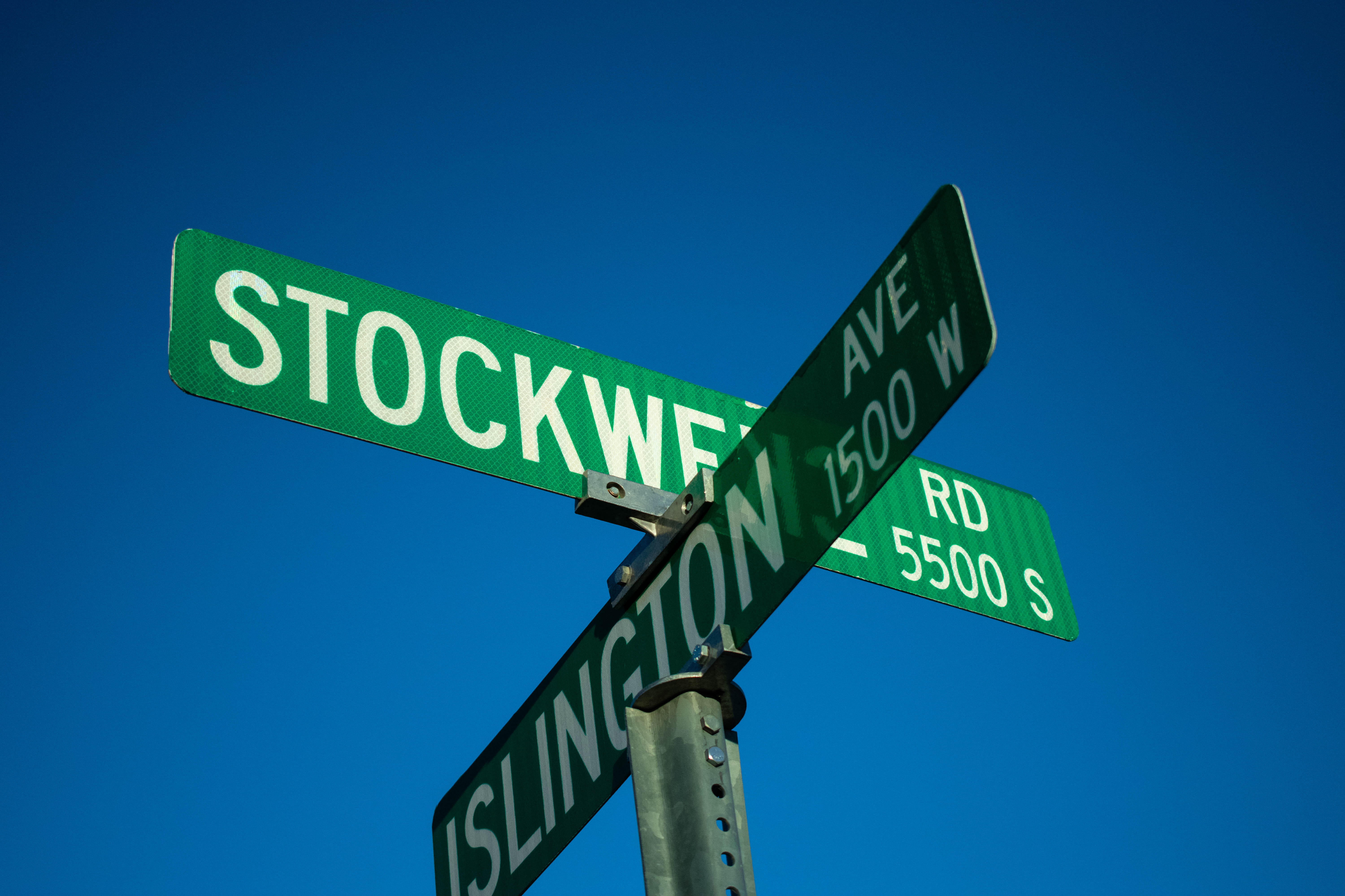 text, low angle view, directional sign, 5K, communication, signage, rood, street name sign, screensaver, choice, western script, blue, hd screensaver, HD Wallpaper