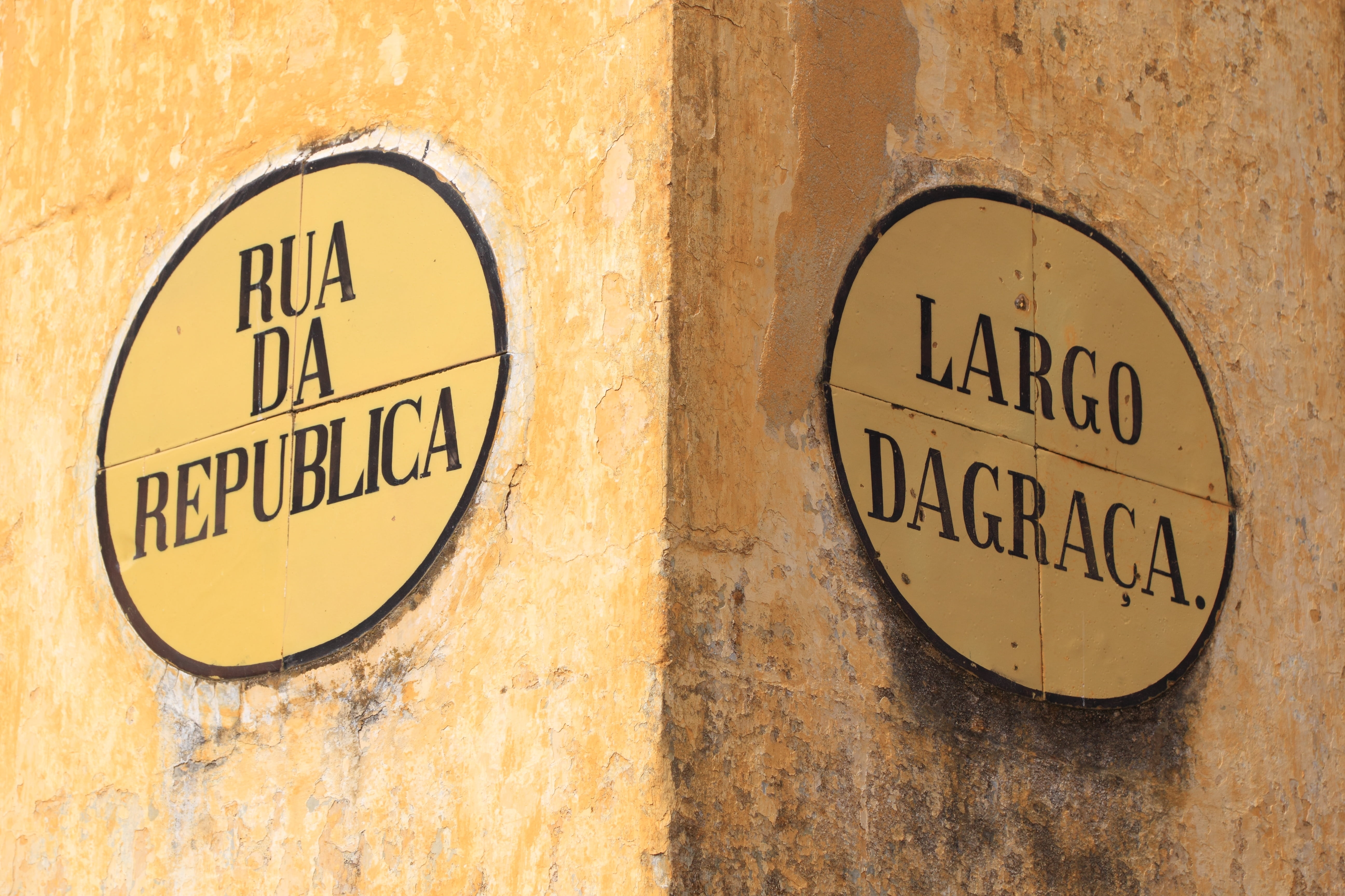 brown, information sign, built structure, circle, text, sign, geometric shape, wall - building feature, wall, capital letter, information, portugal, communication, HD Wallpaper