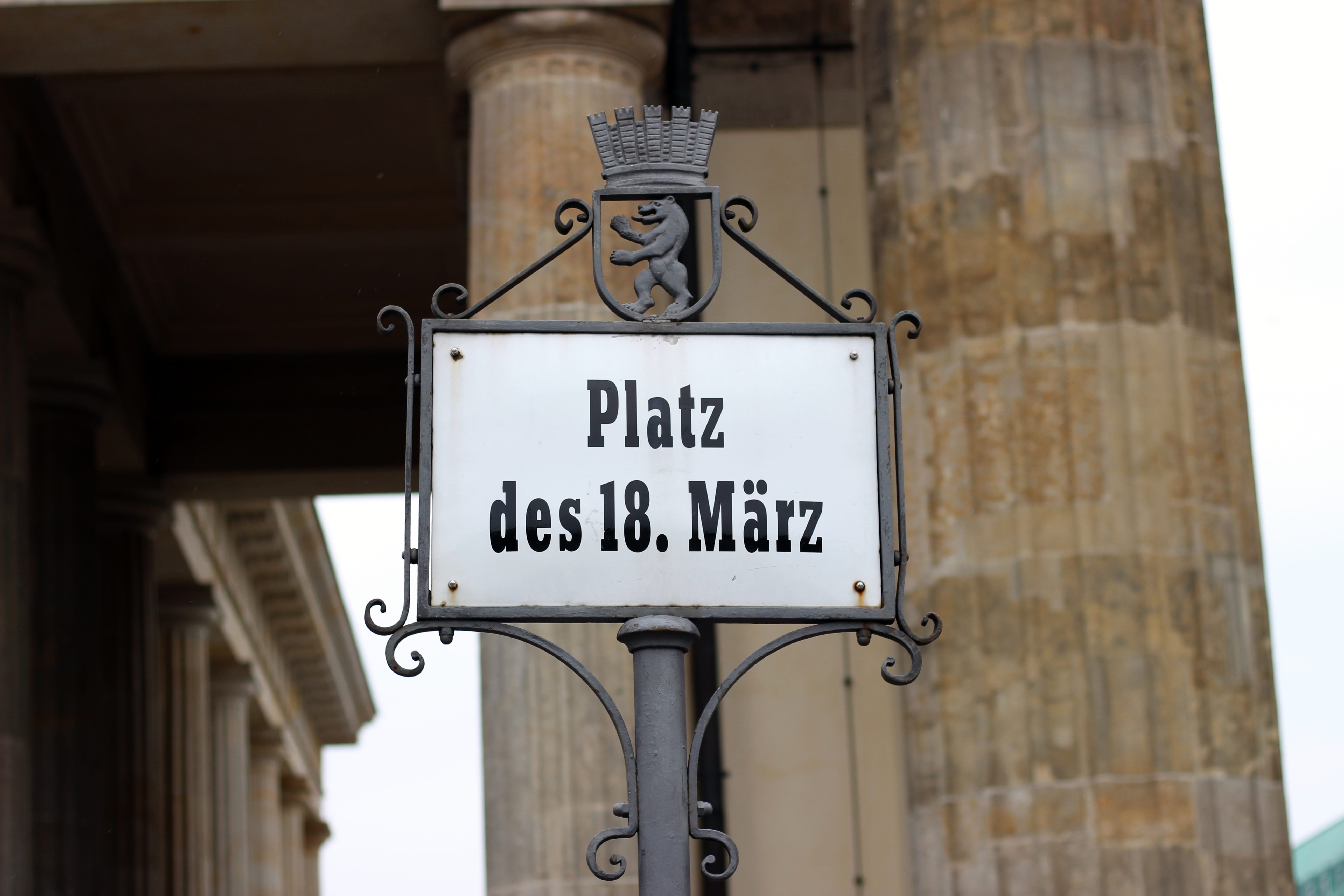 communication, 18, 5K, low angle view, paris burst, brandenburg gate, place of 18, building exterior, march, sign, street, road sign, city, berlin, information, HD Wallpaper
