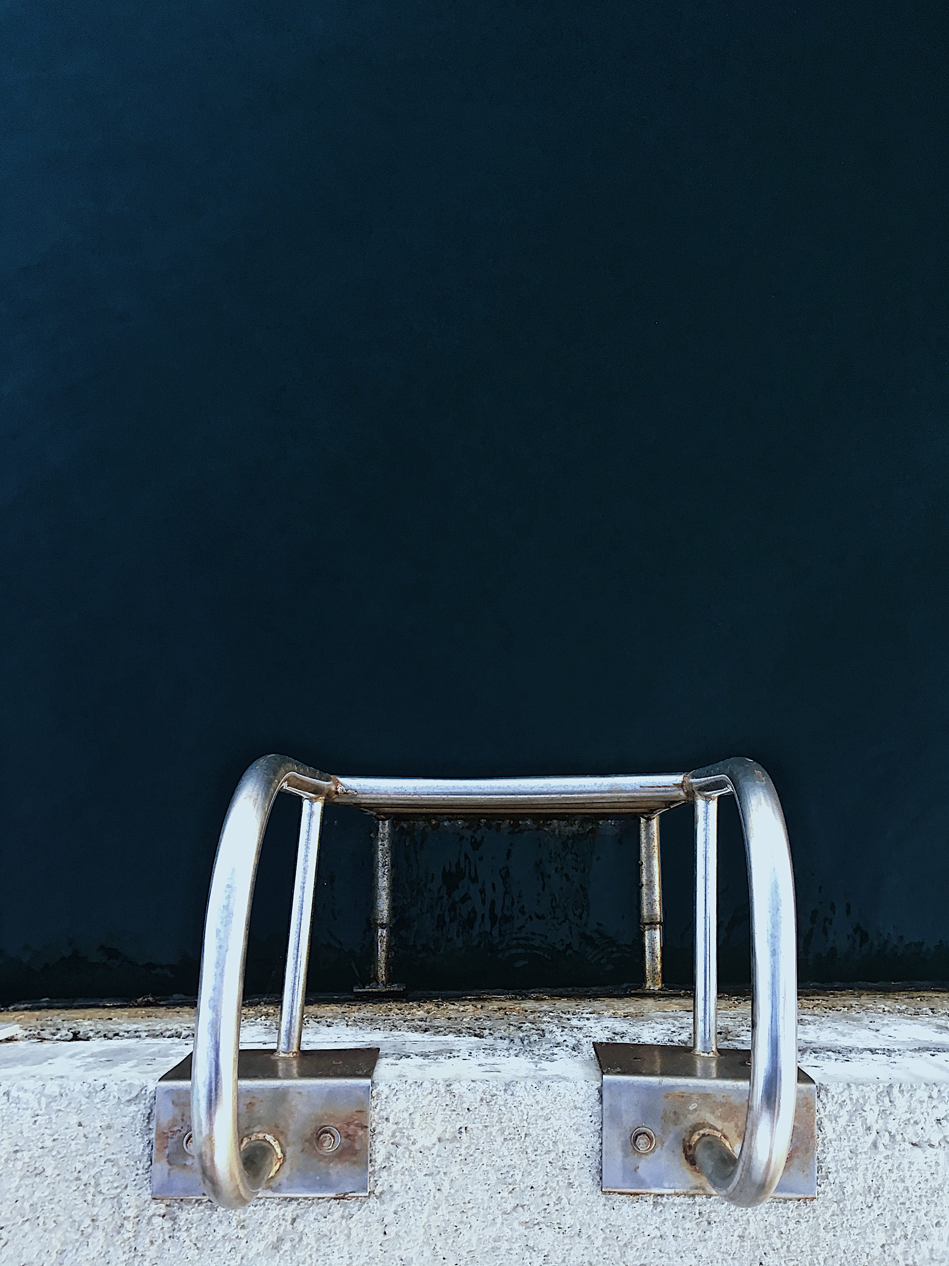 beach, copy space, metal, playground, high angle shot, absence, nature, ocean, wall - building feature, wood - material, blue, land, outdoors, empty, design, Phone HD Wallpaper