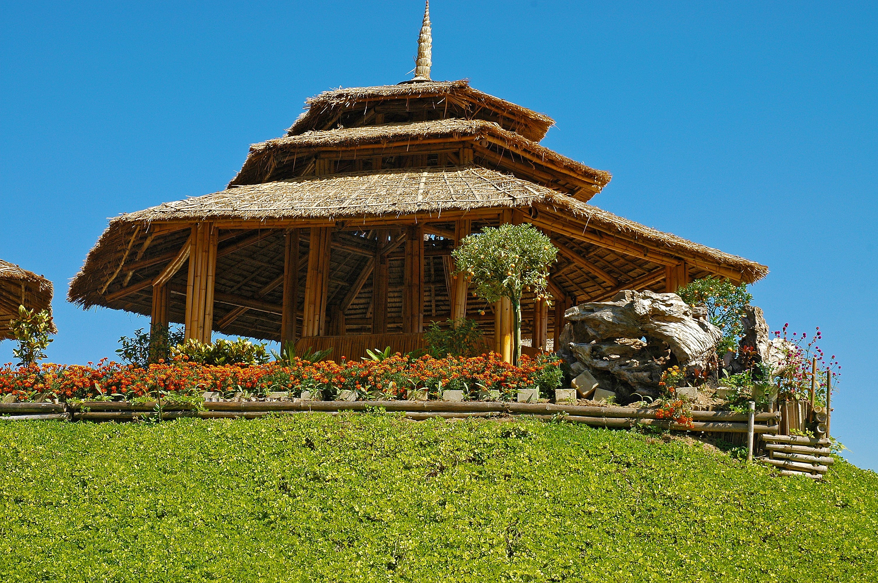 2K, sky, travel, grass, architecture, plant, Hut, belief, no people, bamboo hut, temple, Bamboo, Rice, built structure, outdoors, ornate, Thailand, Roof, HD Wallpaper
