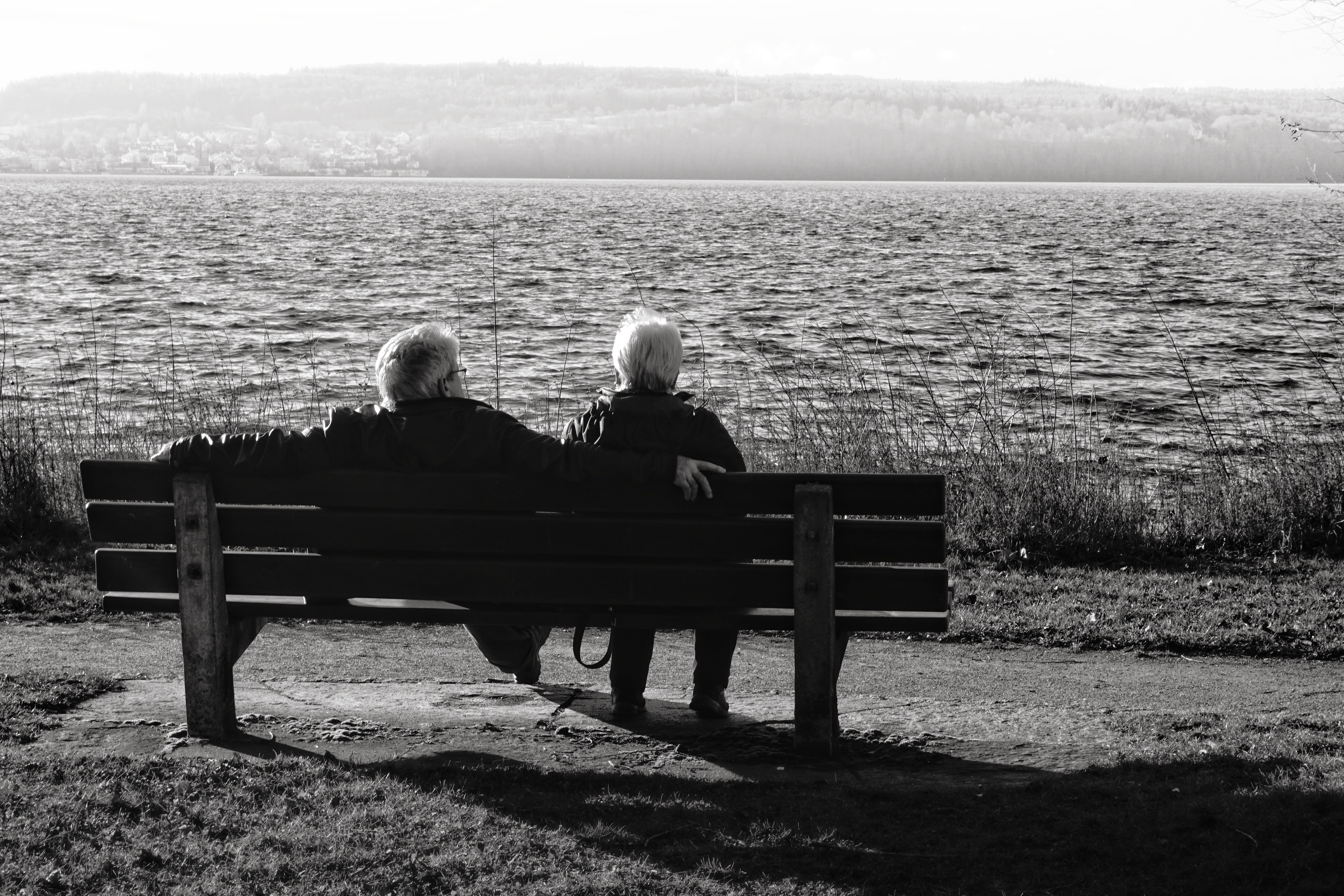 bench, couple - relationship, men, black and white photography, outdoors, sitting, human, lake, spa, day, looking at view, relaxation, park bench, water, HD Wallpaper