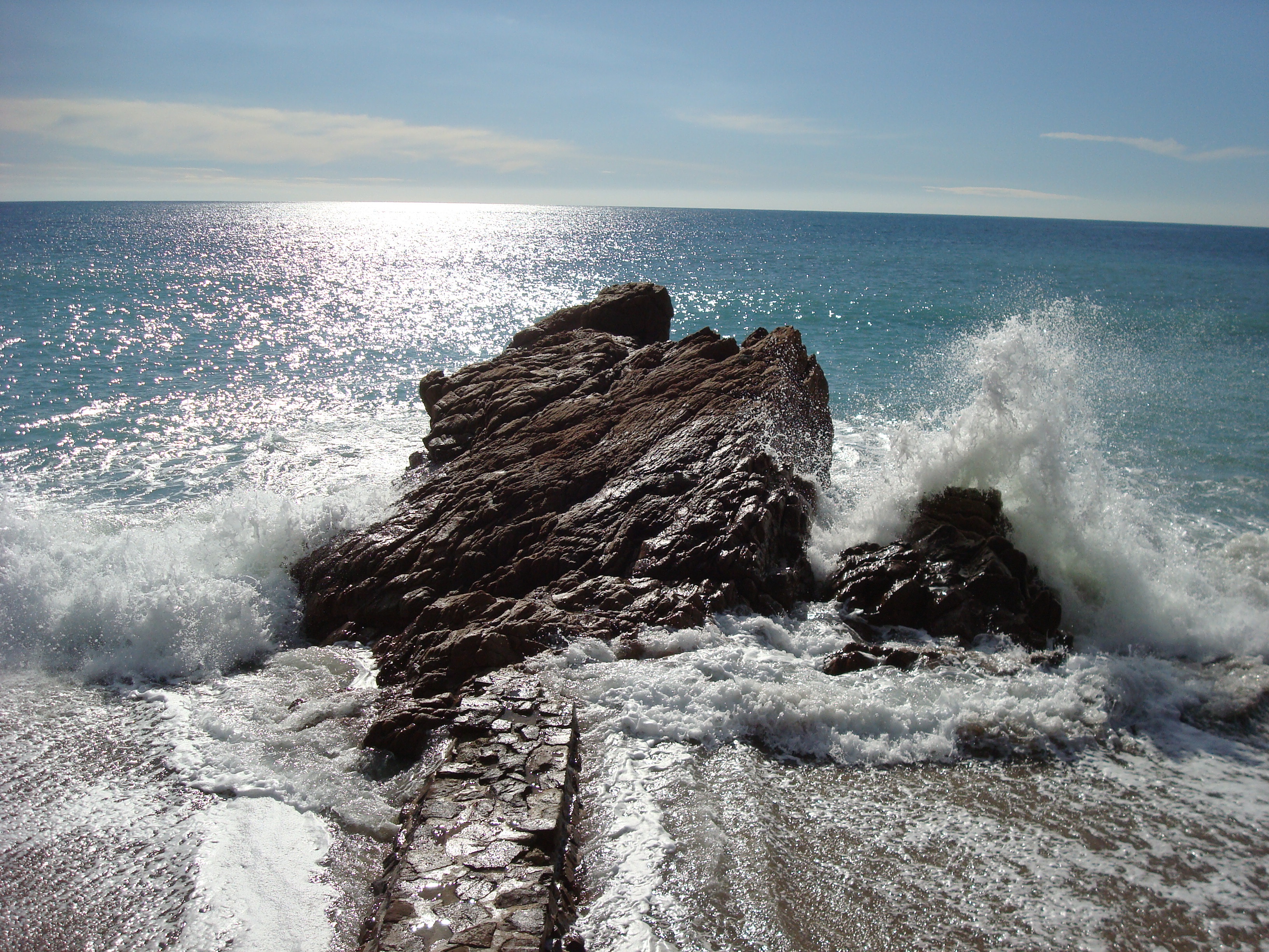nature, breaking, 2K, scenics - nature, scum, sport, power in nature, beach, hitting, water, aquatic sport, outdoors, rock, horizon over water, sea, sky, HD Wallpaper