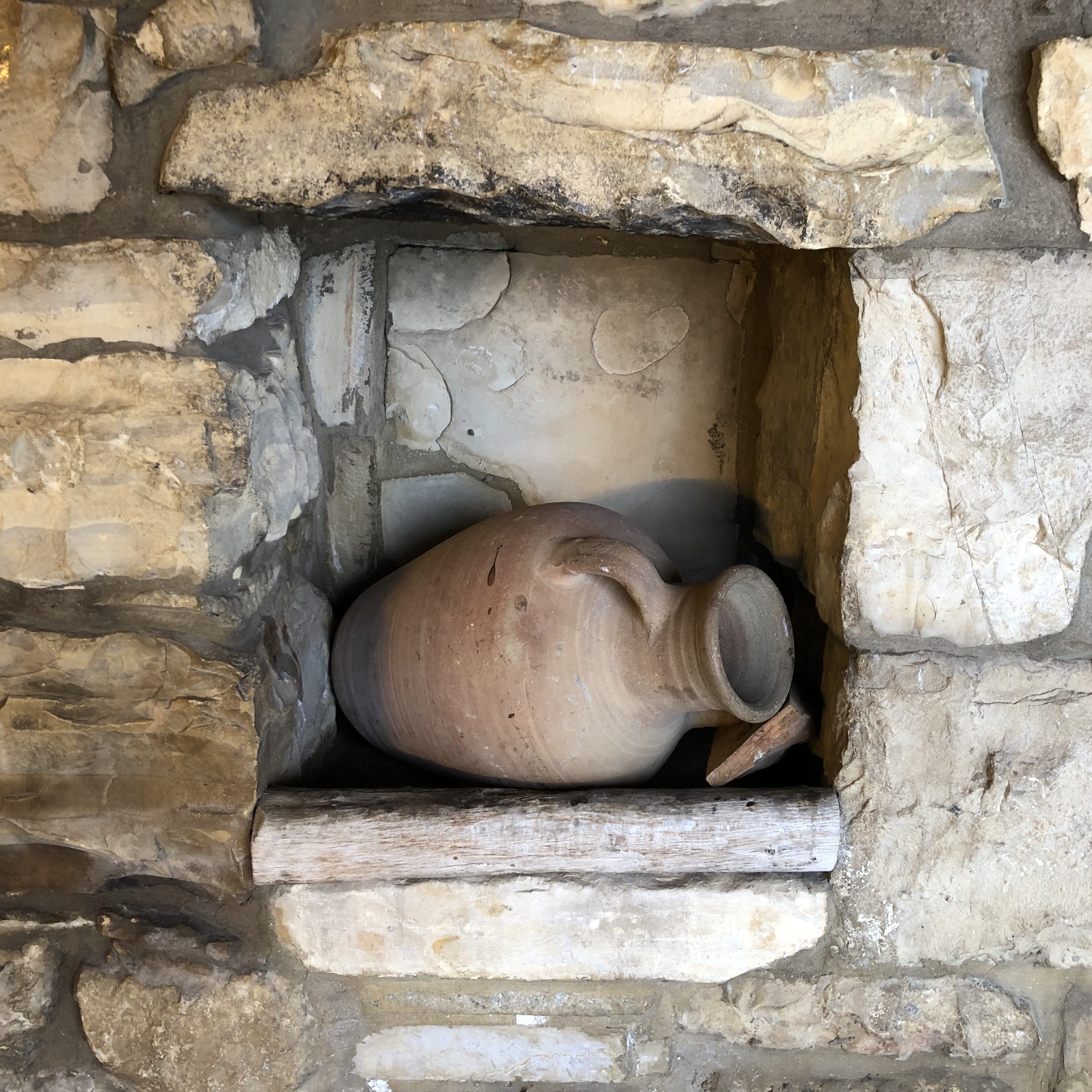 art and craft, stone wall, byblos, urn, pottery, beirut, jbeil, wall - building feature, wood - material, wall, antique, architecture, craft, handmade, Phone HD Wallpaper