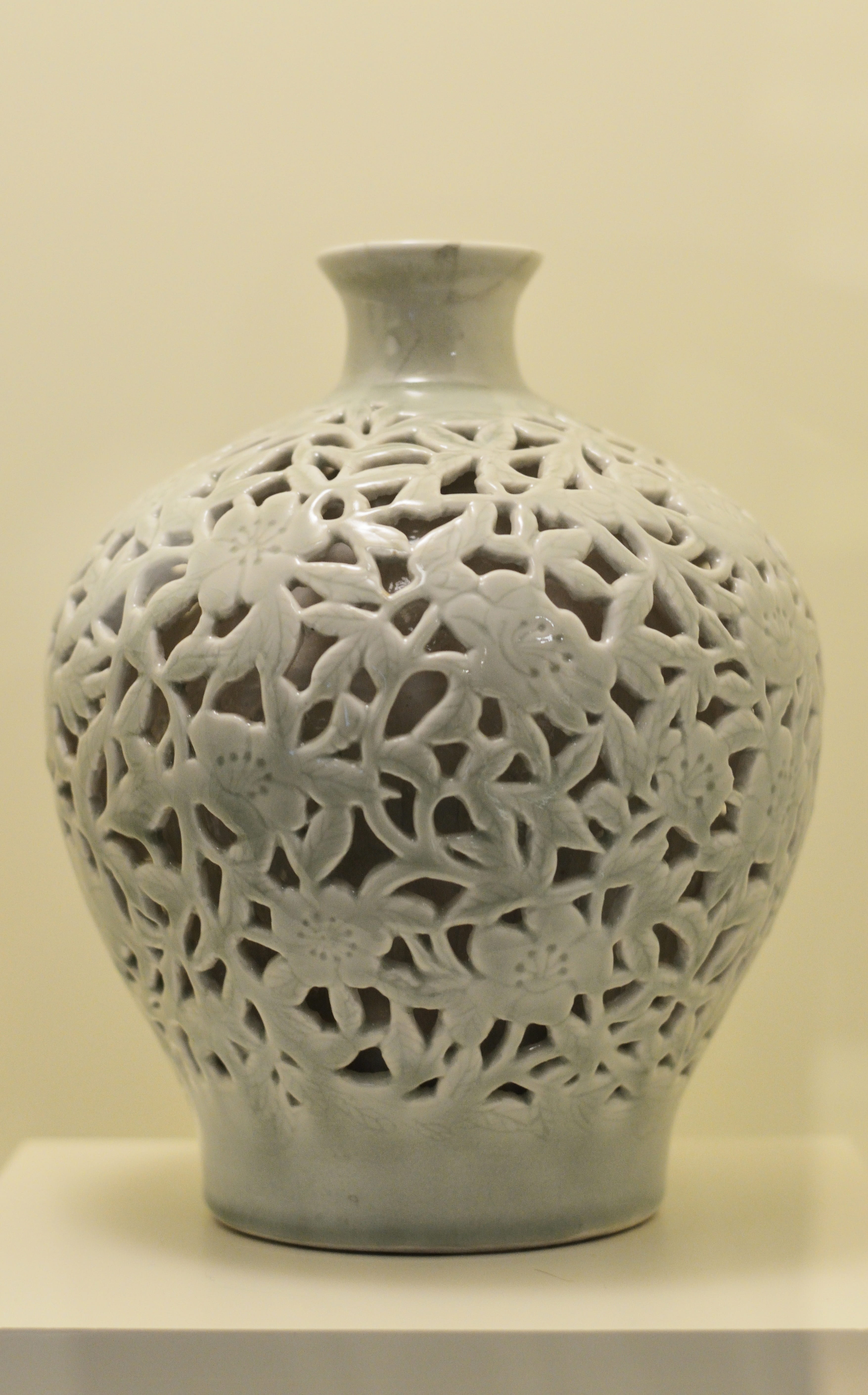pattern, museum, porcelain, manual, pottery, no people, craft, asia, close-up, ornate, decorative urn, creativity, earthenware, single object, art and craft, Phone HD Wallpaper