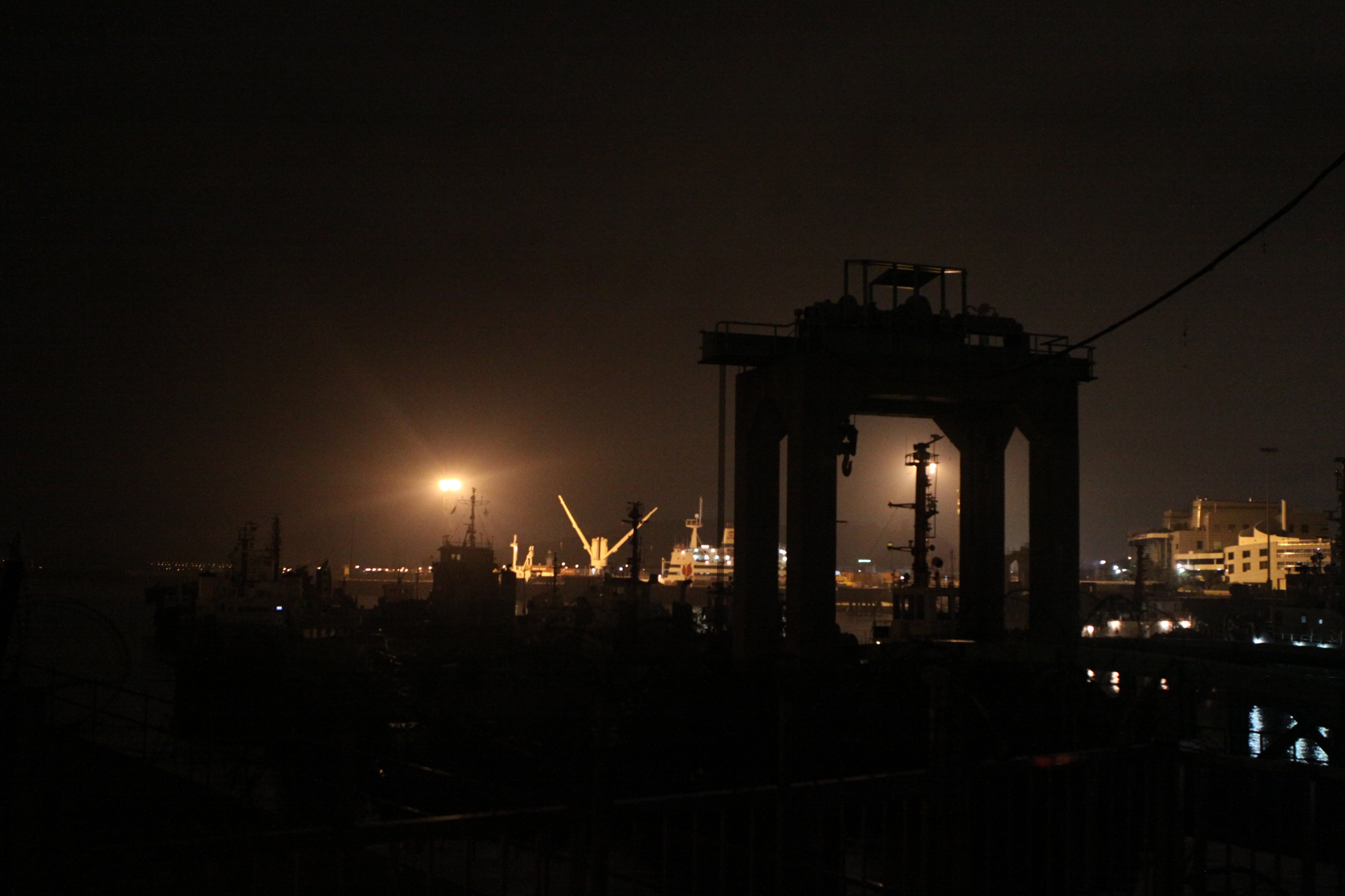 industry, crane - construction machinery, industrial equipment, lighting, beach, 4K, ship, silhouette, copy space, no people, lights, building, machinery, HD Wallpaper