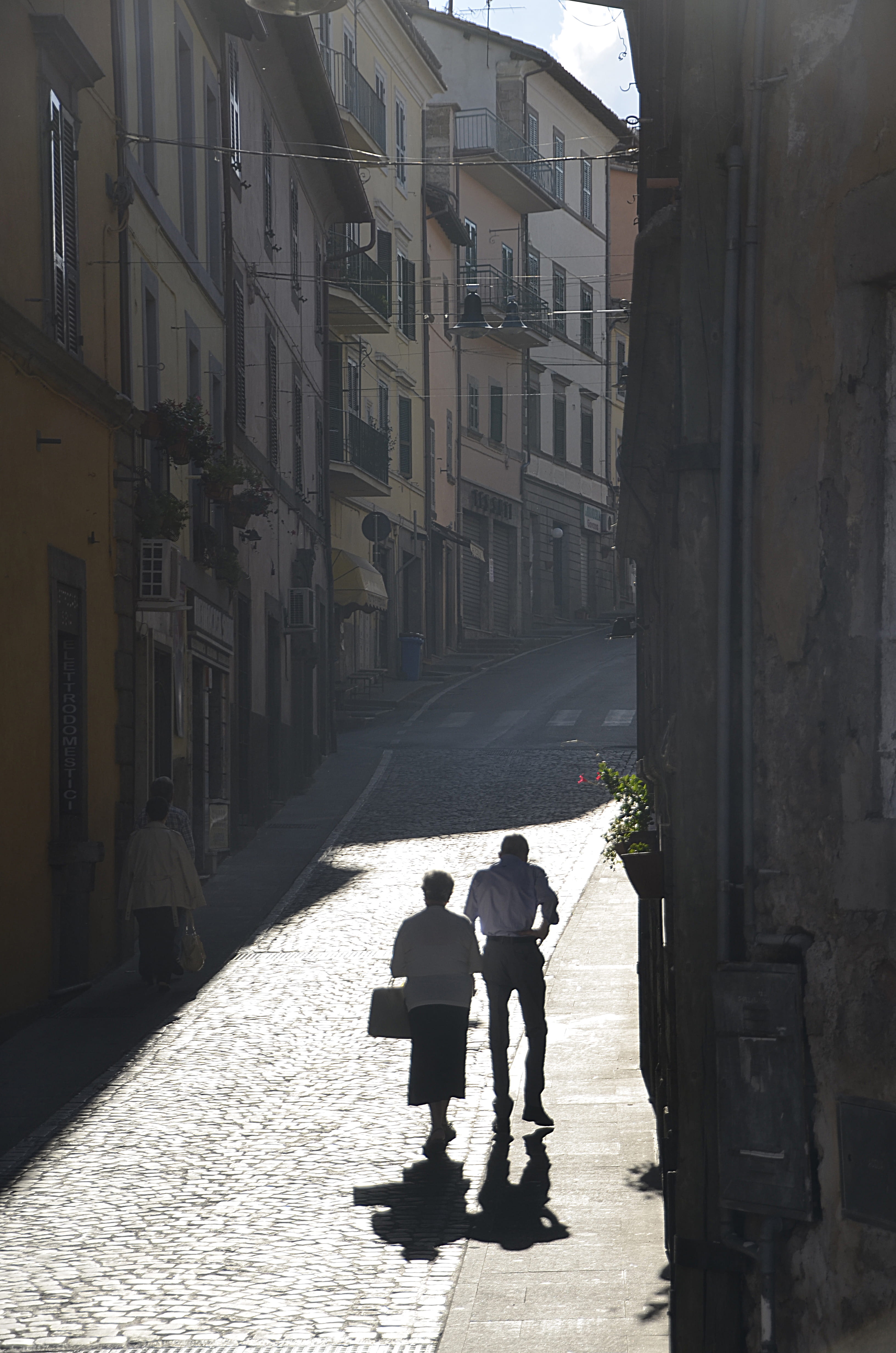 italy, long shadows, evening, shadows, women, building, outdoors, full length, built structure, sunset, alley, togetherness, walking, couple, lifestyles, Phone HD Wallpaper
