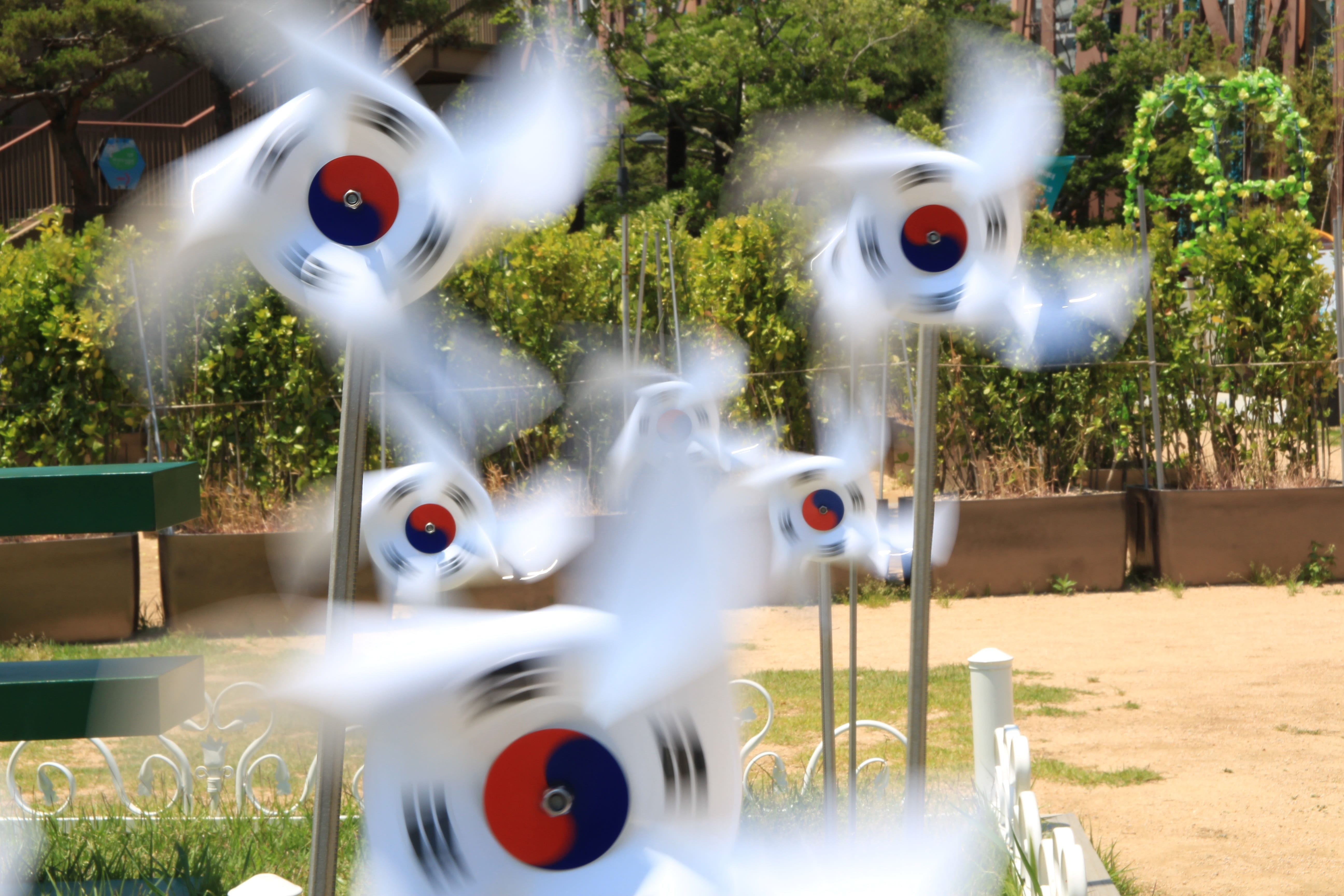 selective focus, fence, nature, korea, focus on background, field, land vehicle, flag, boundary, motion, rotation, blurred motion, julia roberts, 5K, grass, HD Wallpaper