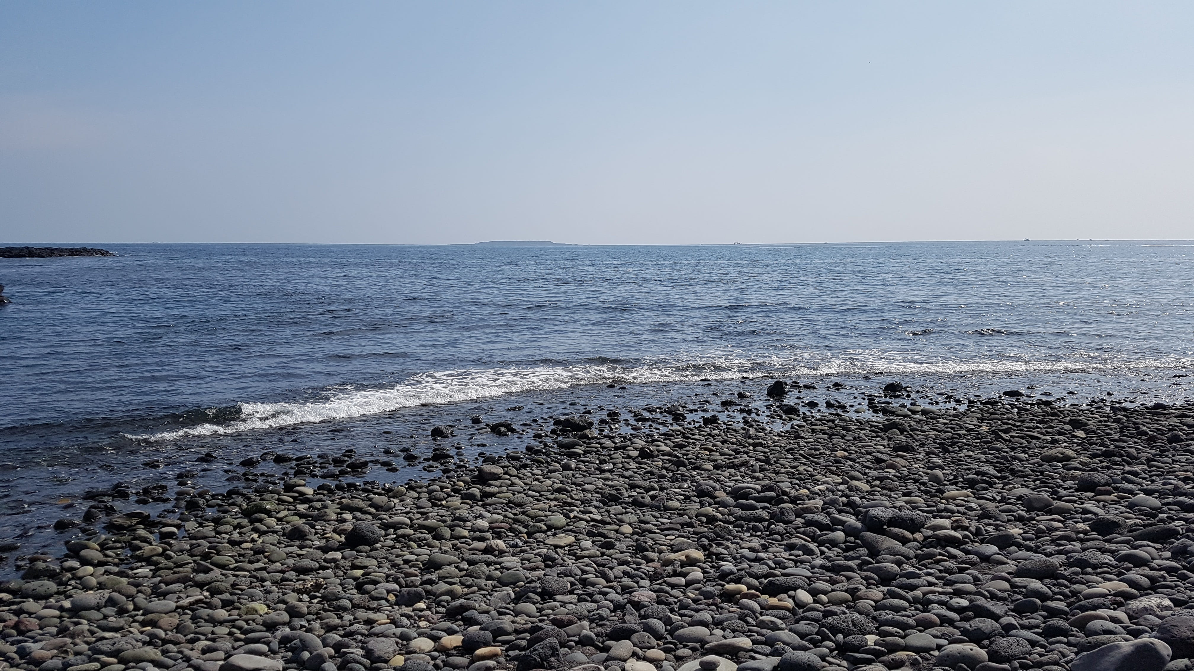 gravel, jeju island beach, idyllic, republic of korea, pebble, sea, travel, rock - object, praia, beauty in nature, jeju island, island, sky, 4K, beach, HD Wallpaper