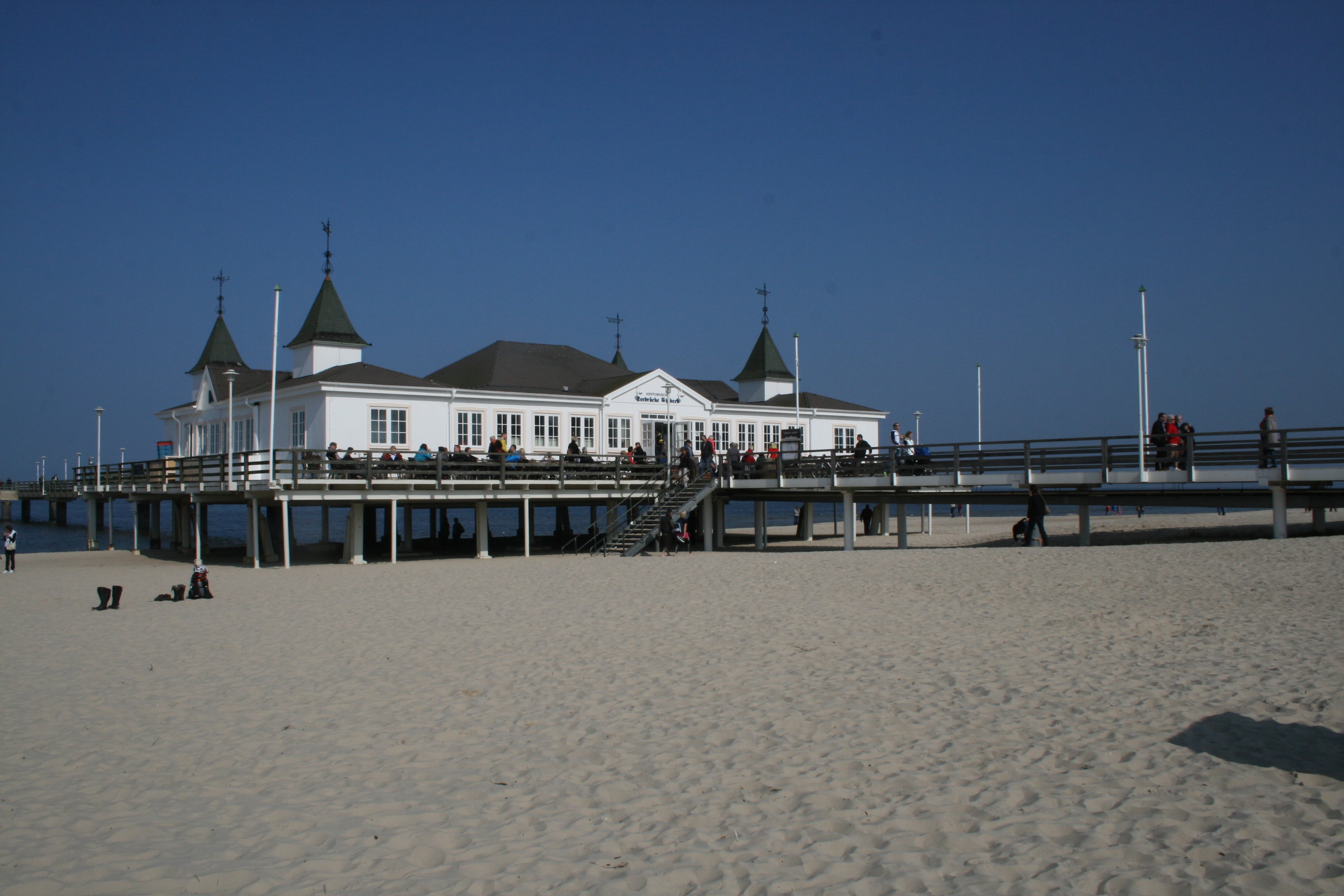 building exterior, usedom, copy space, blue, travel destinations, outdoors, clear sky, ahlbeck, 4K, sea, incidental people, nature, day, emperors bath, HD Wallpaper