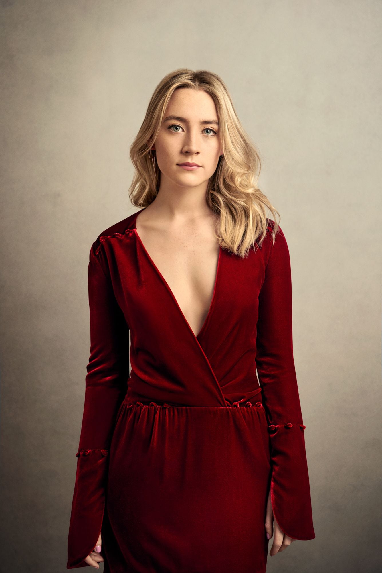 Irish, actress, Saoirse Ronan, 1080P, simple background, women, blonde, blue eyes, Phone HD Wallpaper