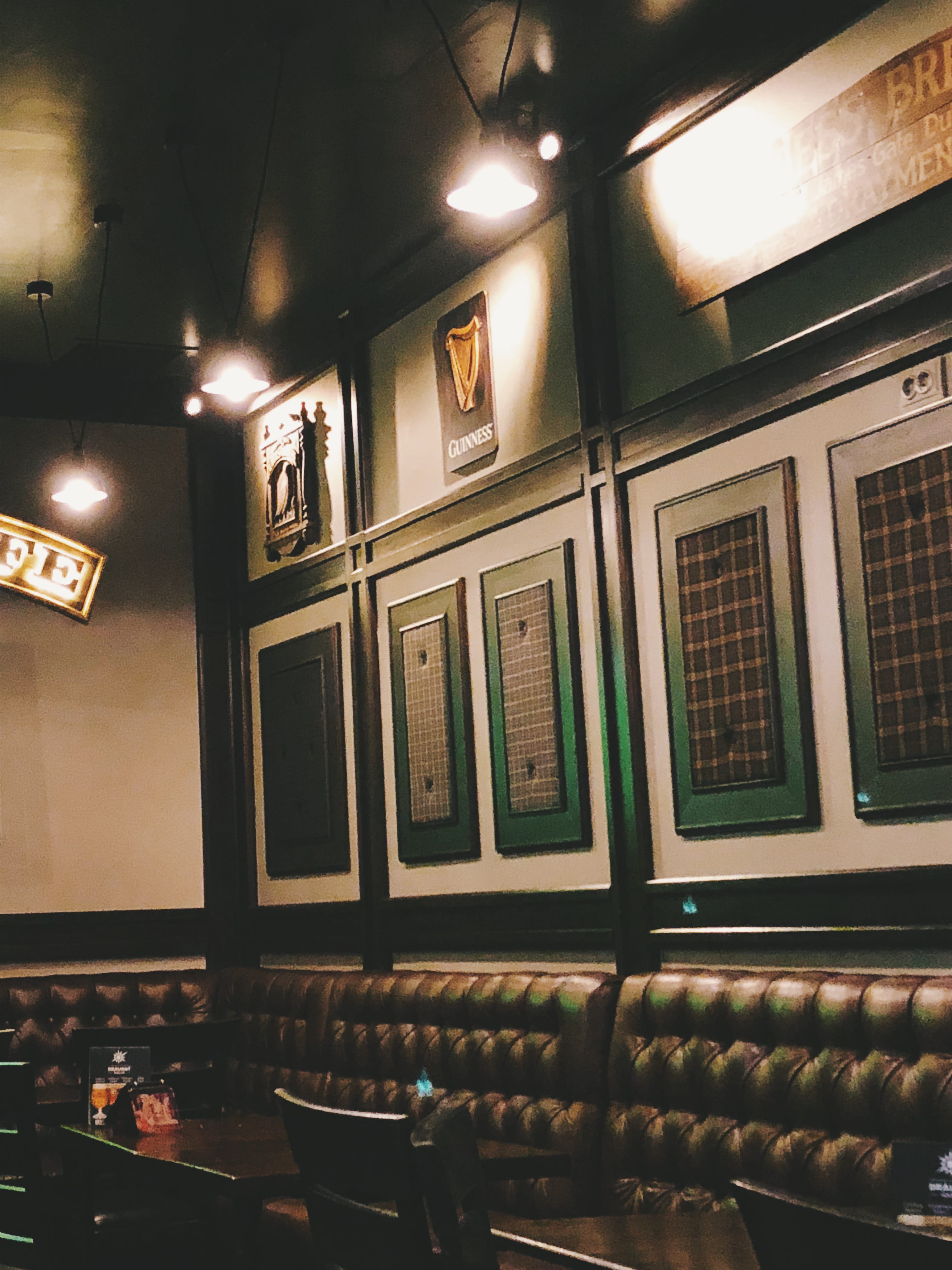 4K, meal, sign, electric light, theater, no people, lighting, pub, light, irish, ceiling, food, cafeteria, picture frame, restaurant, electric lamp, absence, Phone HD Wallpaper
