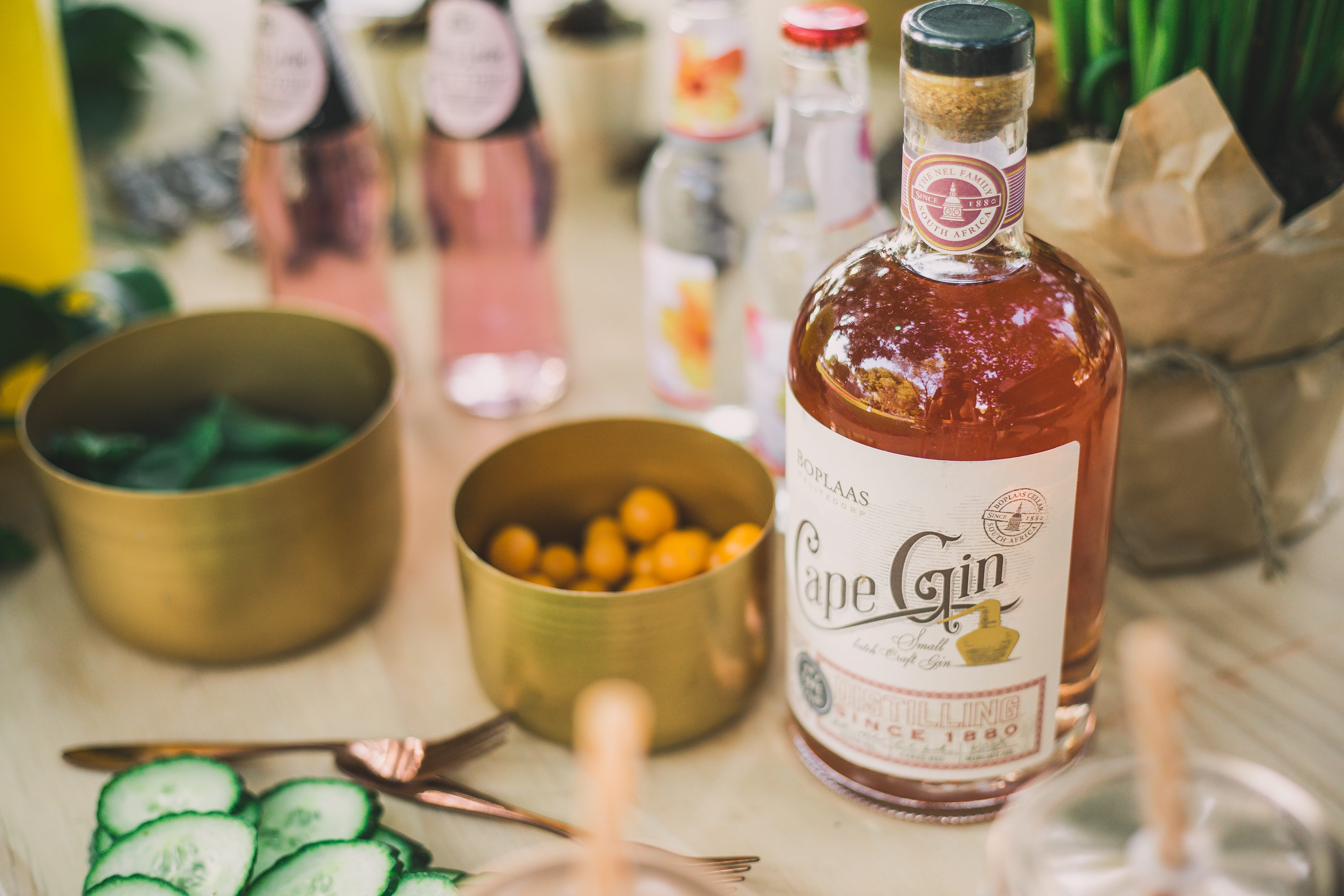 healthy eating, liquor, western script, close-up, gin, table, indoors, wedding, fruit, gin cocktails, cocktail, variation, wedding ideas, alcohol, label, HD Wallpaper