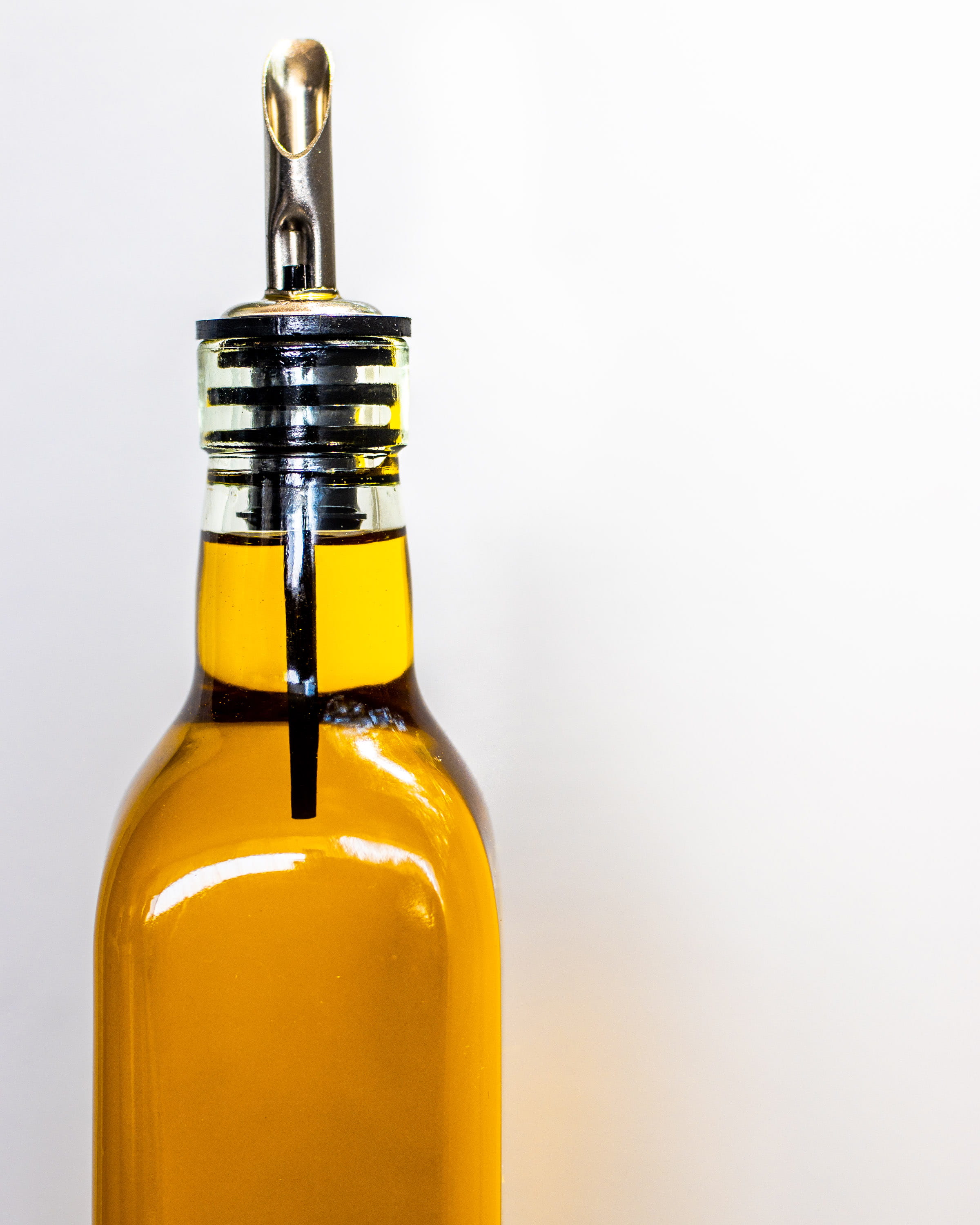 gin, close-up, indoors, wine, beverage, olive, studio shot, freshness, refreshment, wine bottle, white background, lager, copy space, food and drink, gold colored, Phone HD Wallpaper