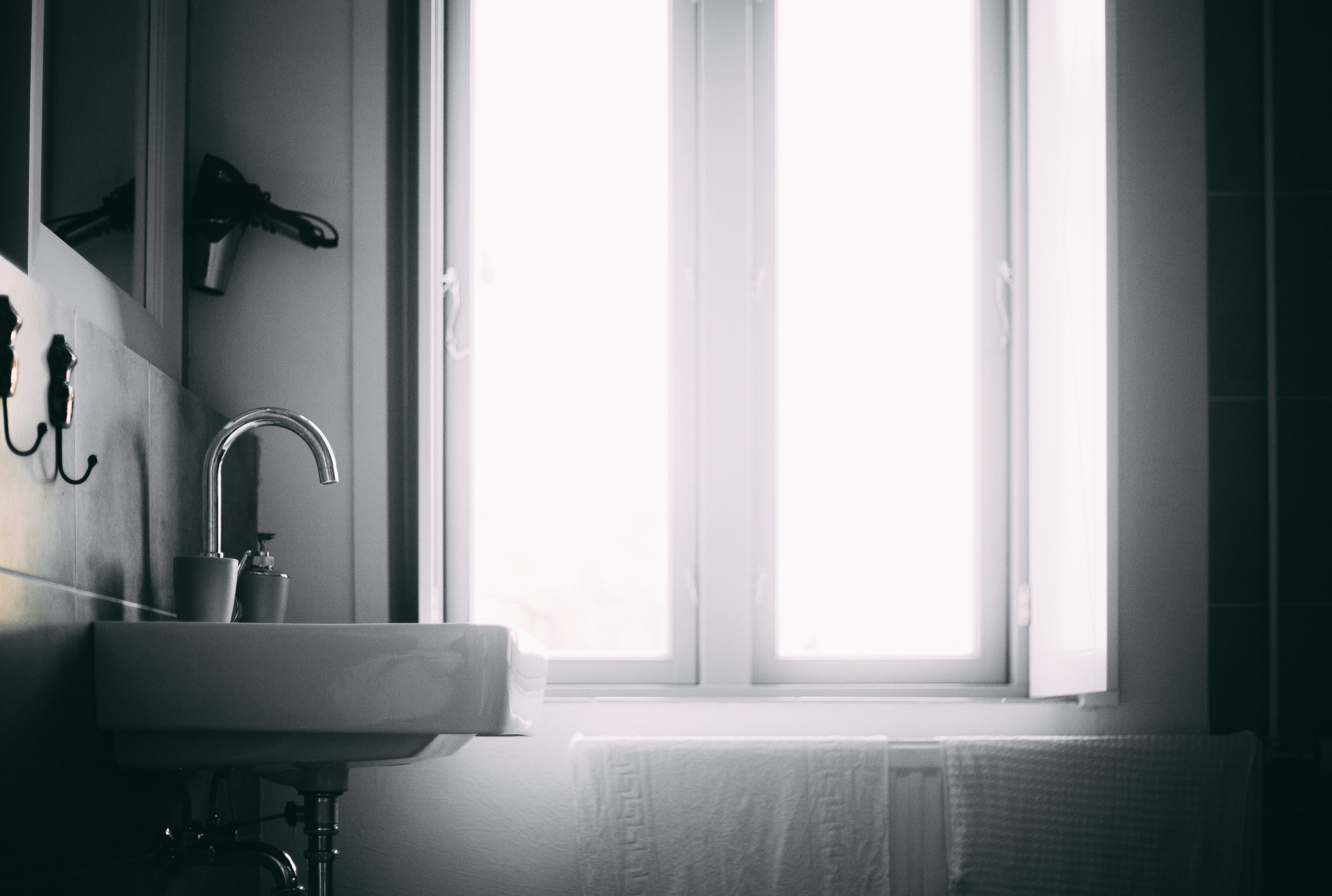 no people, transparent, room, light, inside, bathtub, black-and-white, black and white, faucet, hair dryer, door, hygiene, house, domestic room, entrance, HD Wallpaper