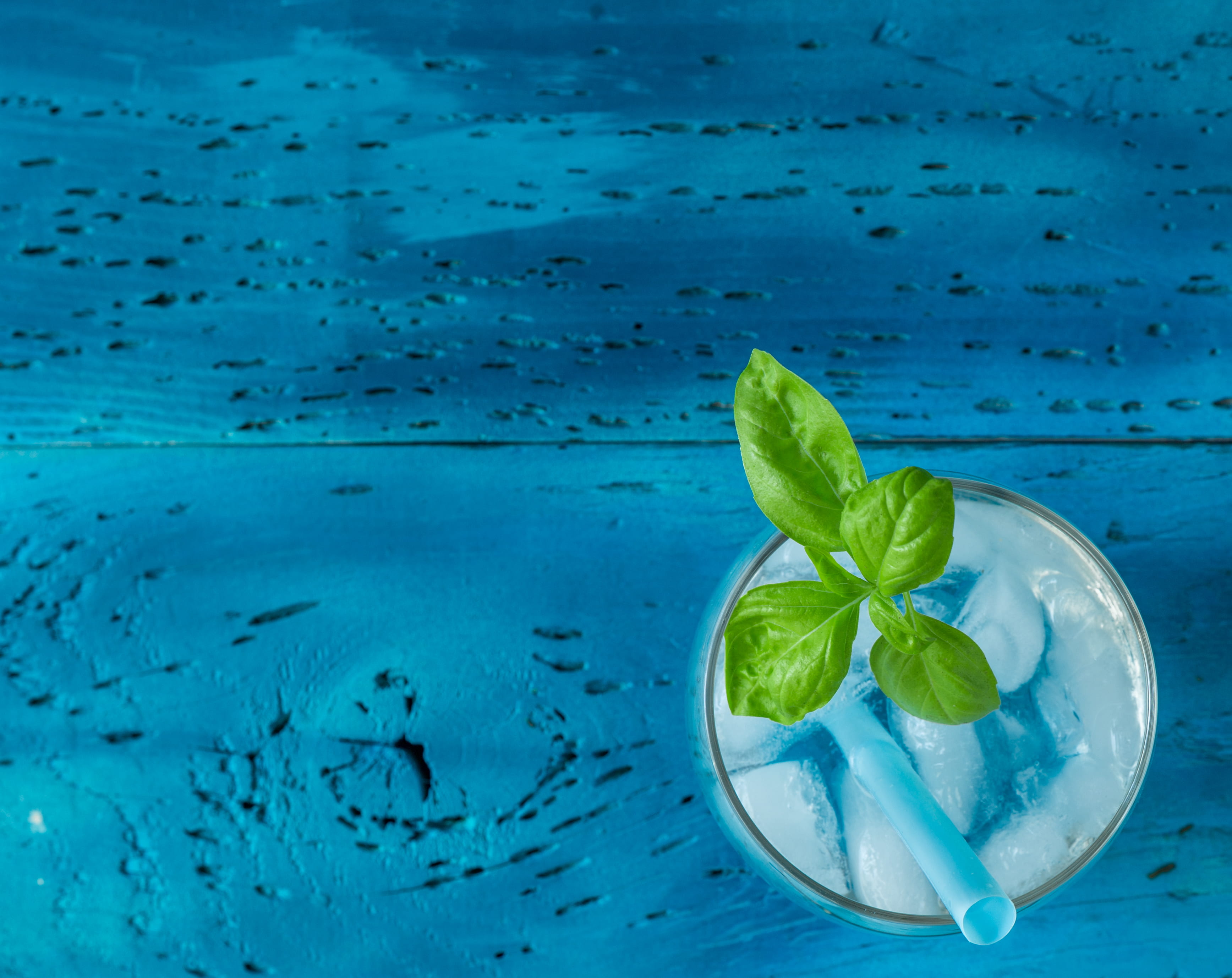 gin, freshness, outdoors, swimming pool, blue background, drinking glass, glass, filled, cocktail, plant part, nature, cold temperature, household equipment, HD Wallpaper