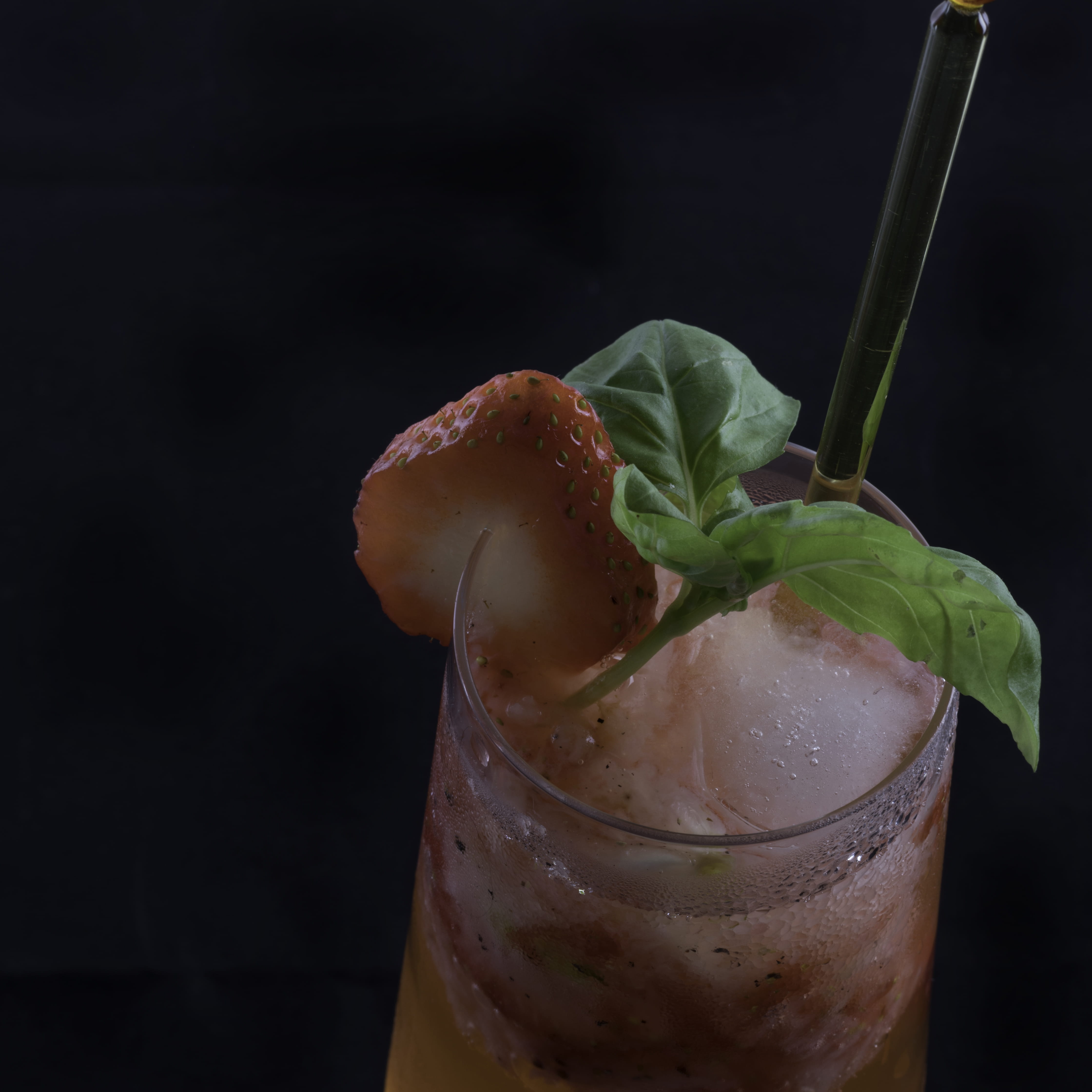 focus on foreground, 4K, gin and tonic, cocktails, glass, mint leaf - culinary, refreshment, healthy eating, cocktail, drink, drinking straw, leaf, freshness, Phone HD Wallpaper