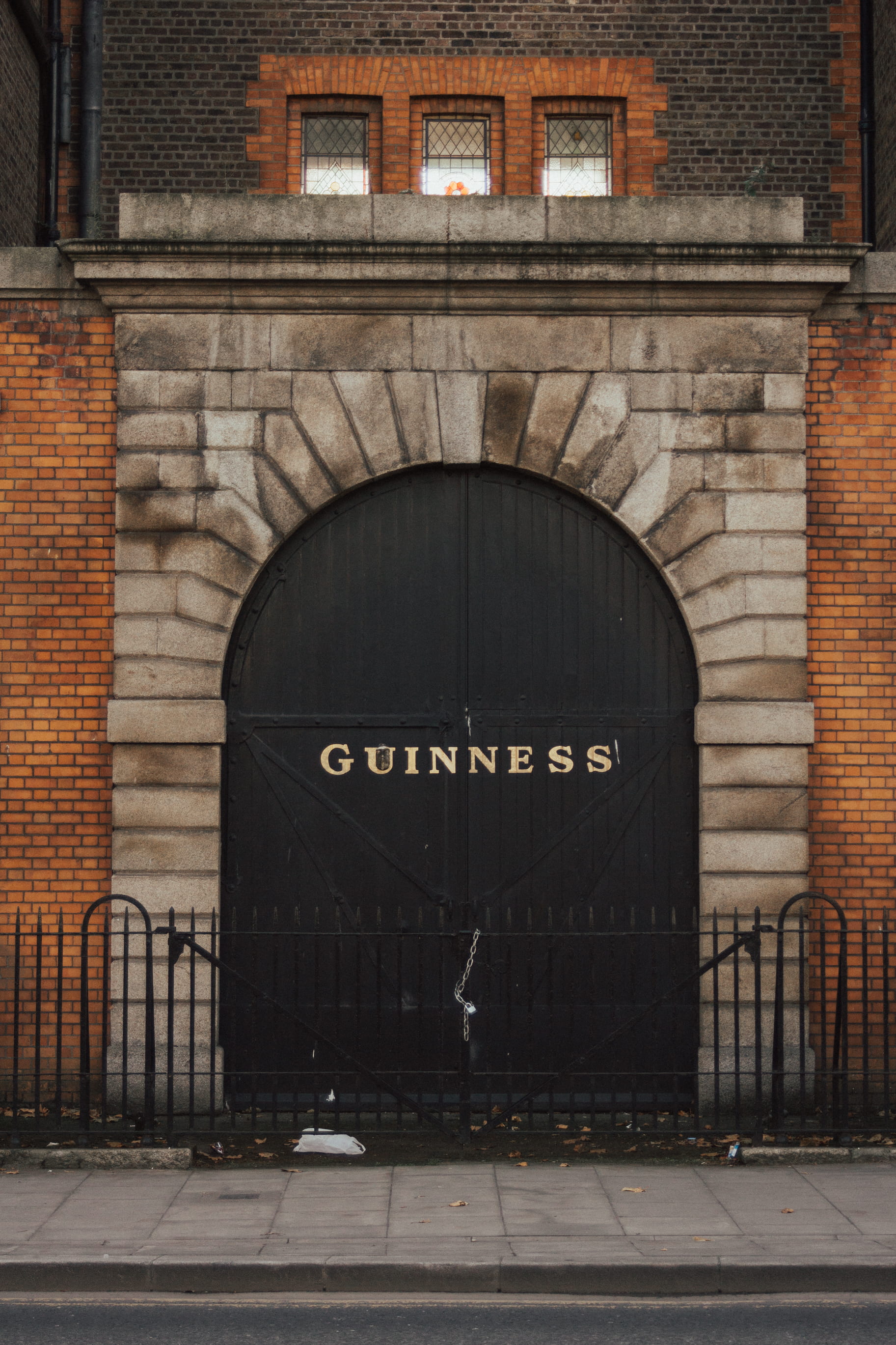 bridge - man made structure, no people, steel, brick, built structure, building, western script, wall, architecture, guiness, communication, door, transportation, Phone HD Wallpaper