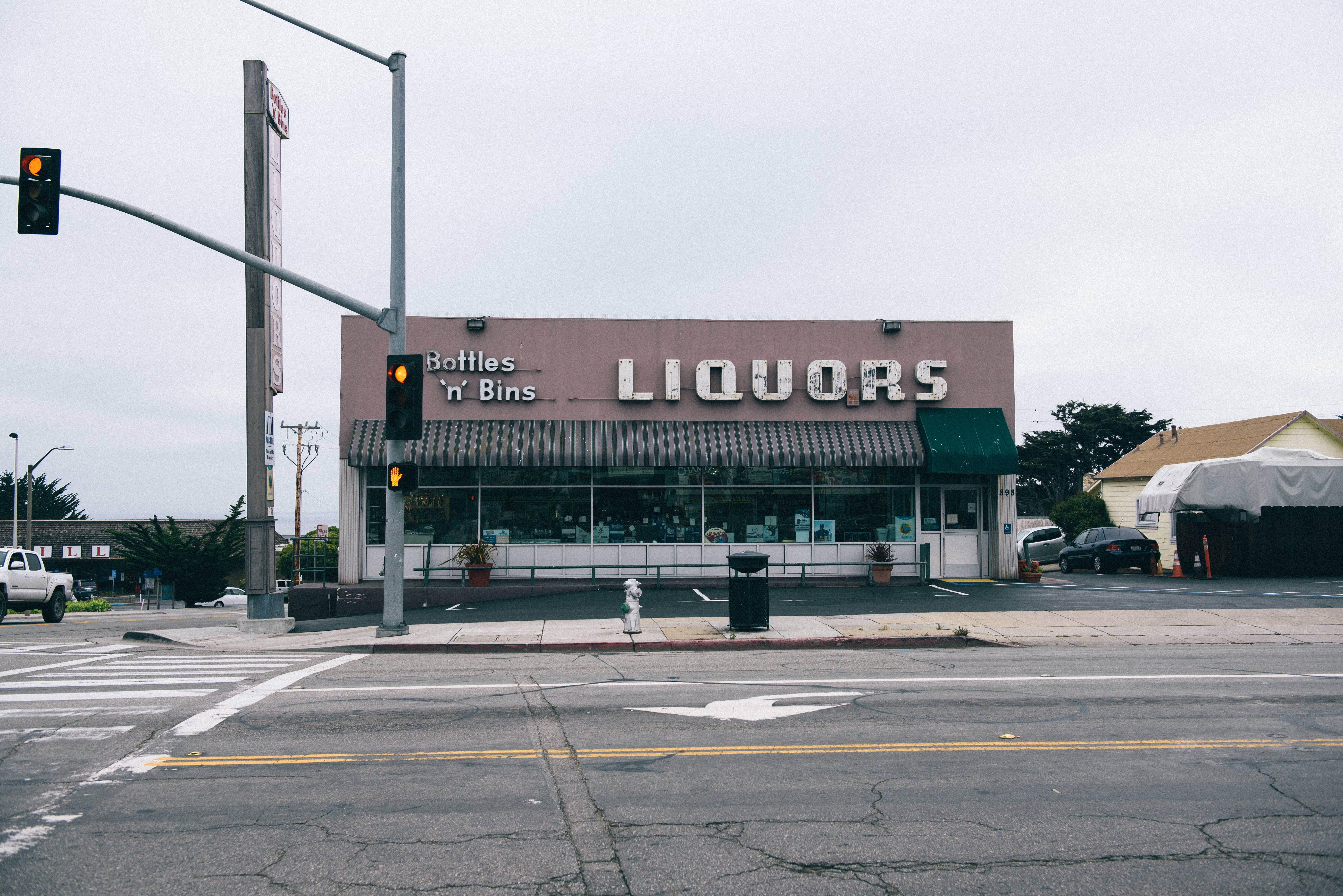 communication, road sign, text, sky, road, no people, liquor, day, built structure, front window, trafic light, liquor store, architecture, 5K, western script, HD Wallpaper