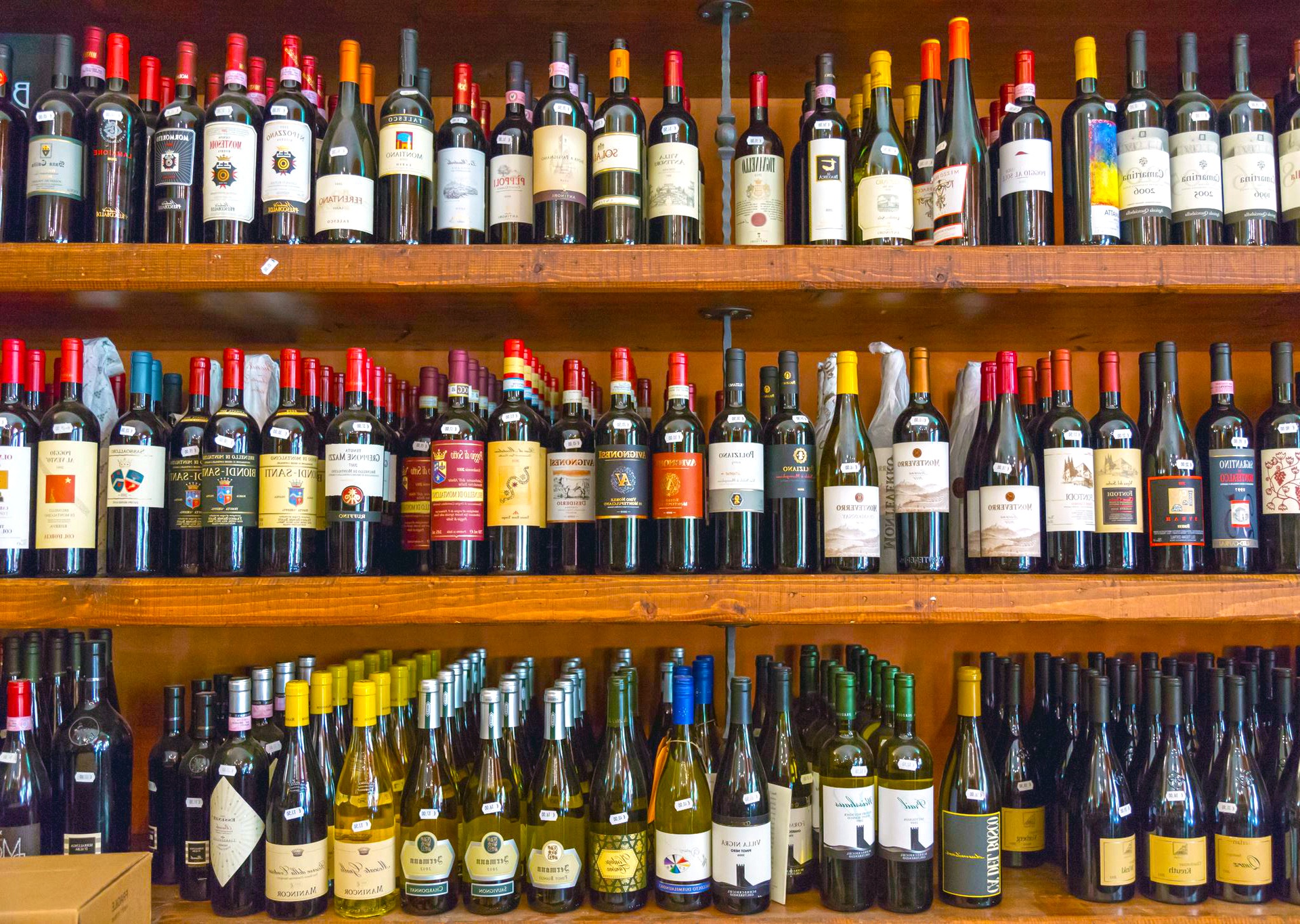 large group of objects, lot, indoors, arrangement, bar counter, bar - drink establishment, wine, no people, wines, container, in a row, abundance, food and drink, HD Wallpaper
