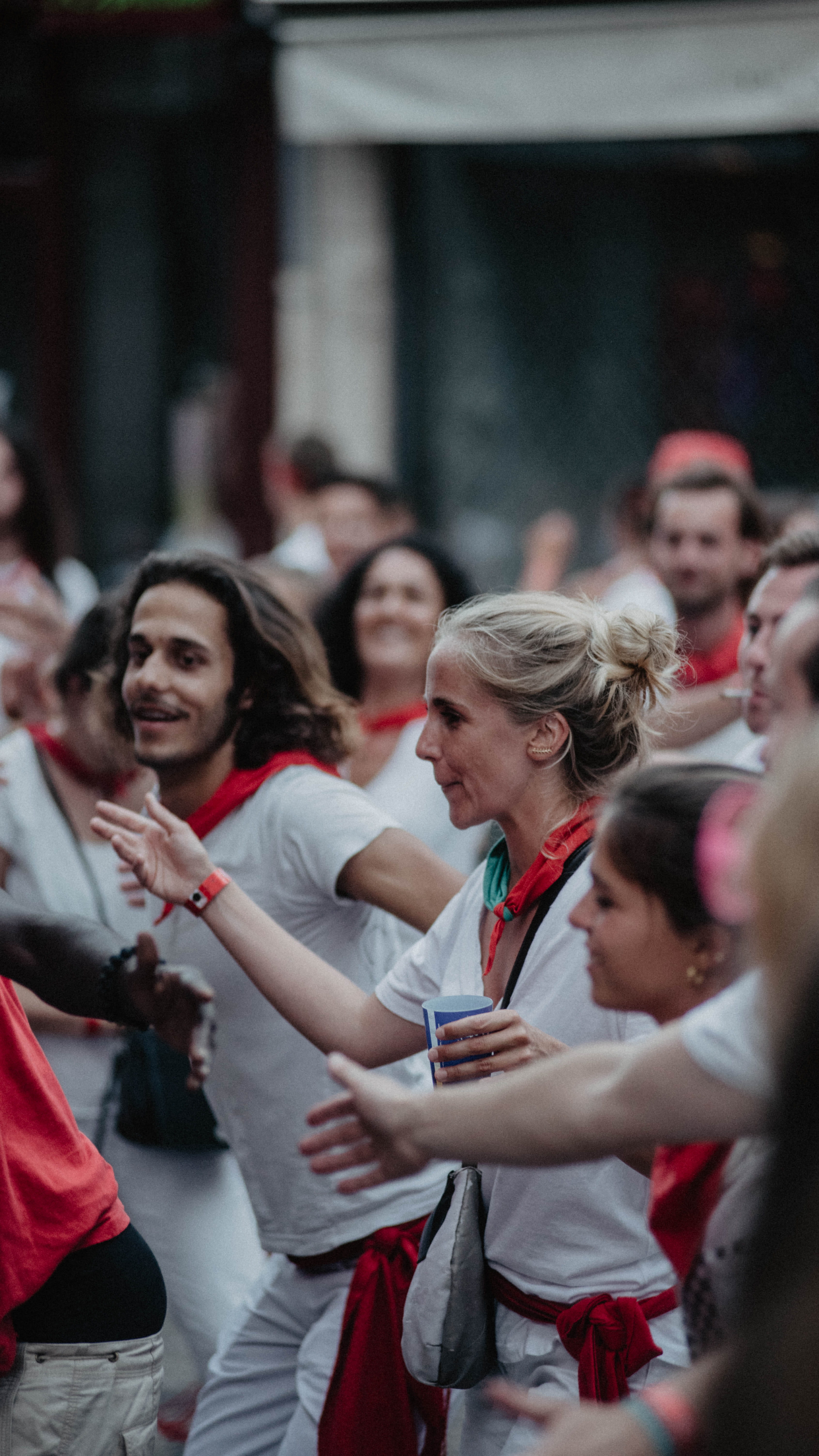 bayonne, dancing, fan - enthusiast, person, party, bokeh, leisure activities, laugh, large group of people, spectator, photography, shallow, togetherness, Phone HD Wallpaper