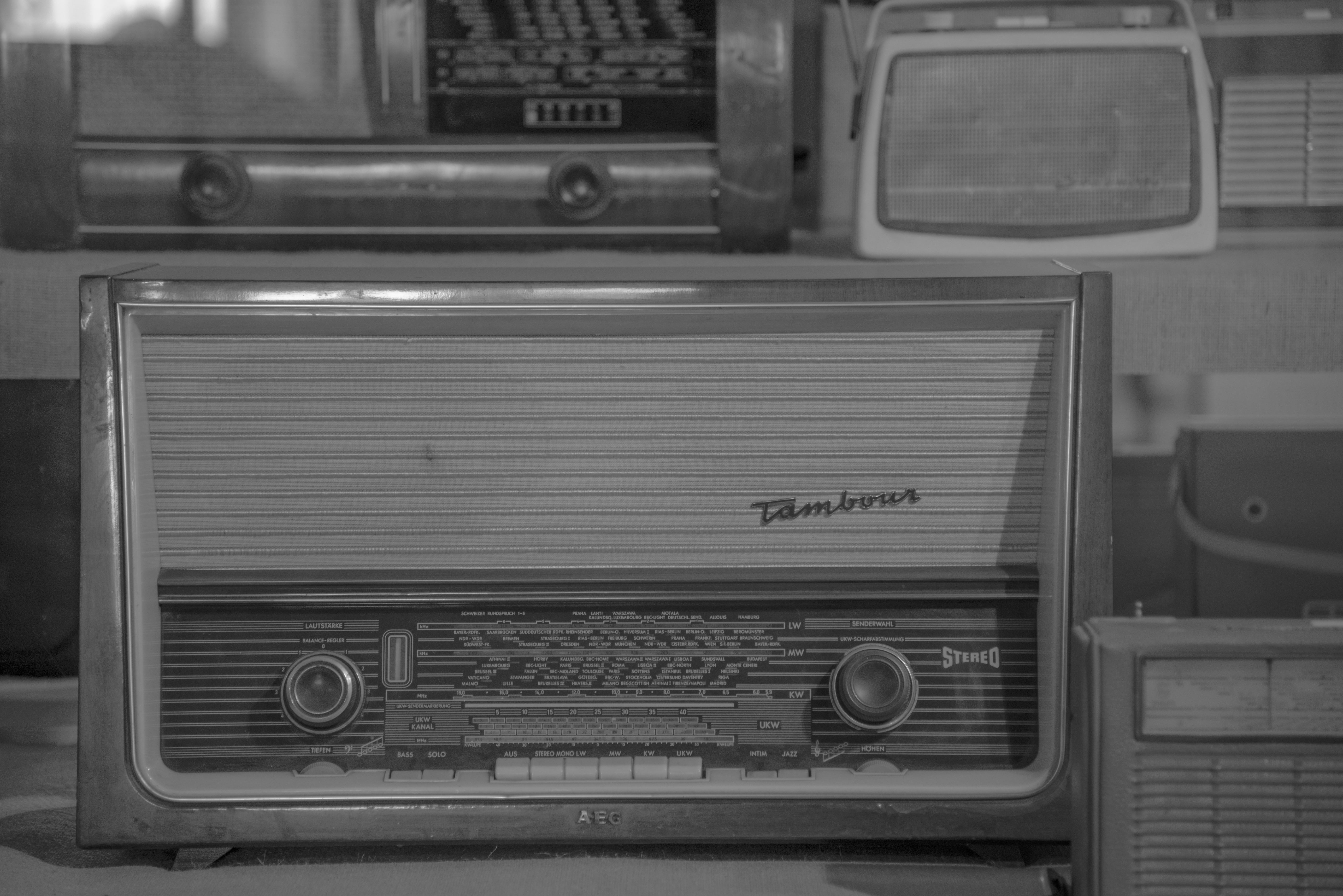 old, vacuum tubes, metal, no people, arts culture and entertainment, indoors, music, 5K, technology, tube radio, analog, nostalgia, radio, antique, close-up, HD Wallpaper