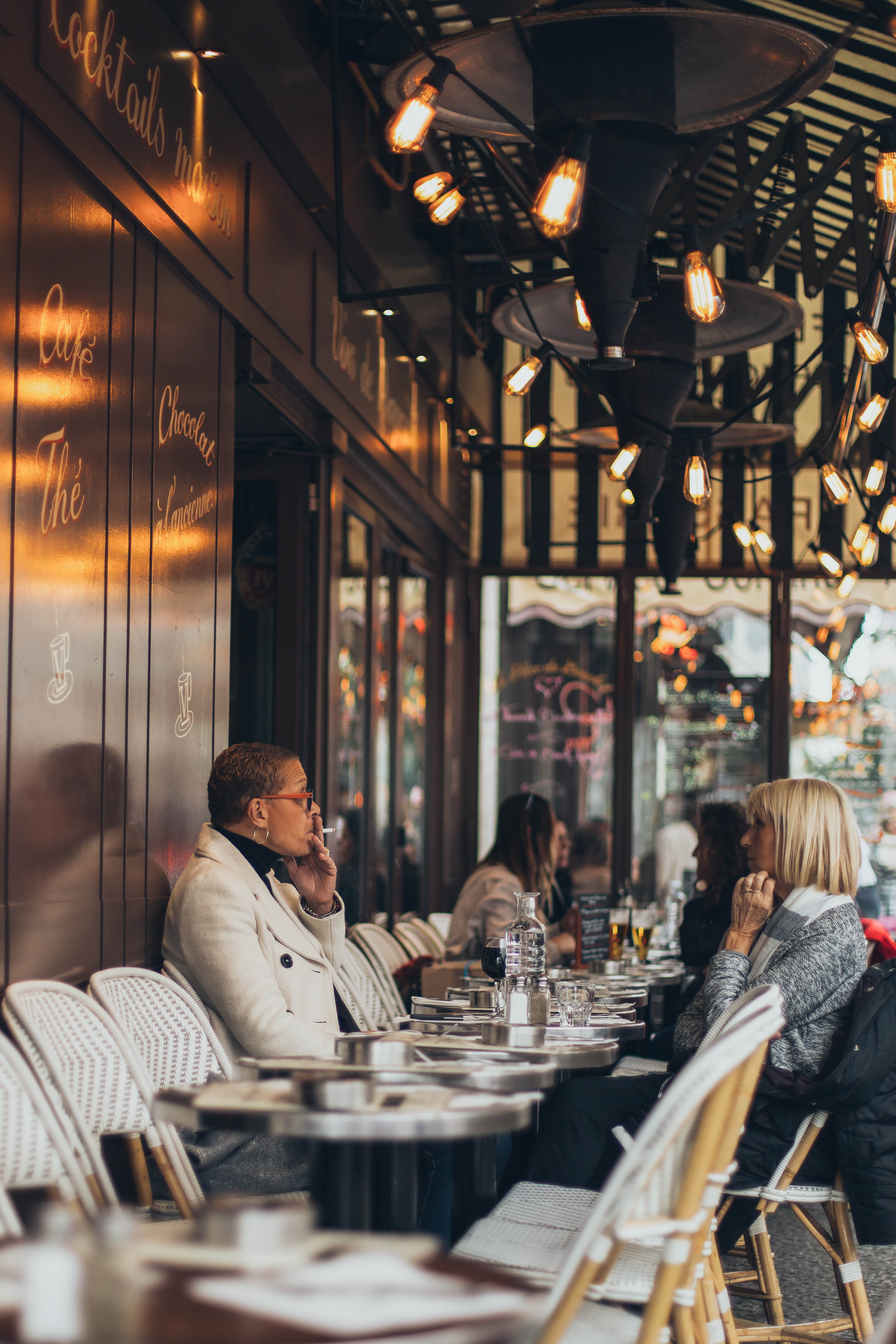restaurant, incidental people, mid adult men, adult, dining, sitting, lifestyles, group of people, person, drink, food and drink, commerce, indoors, women, Phone HD Wallpaper